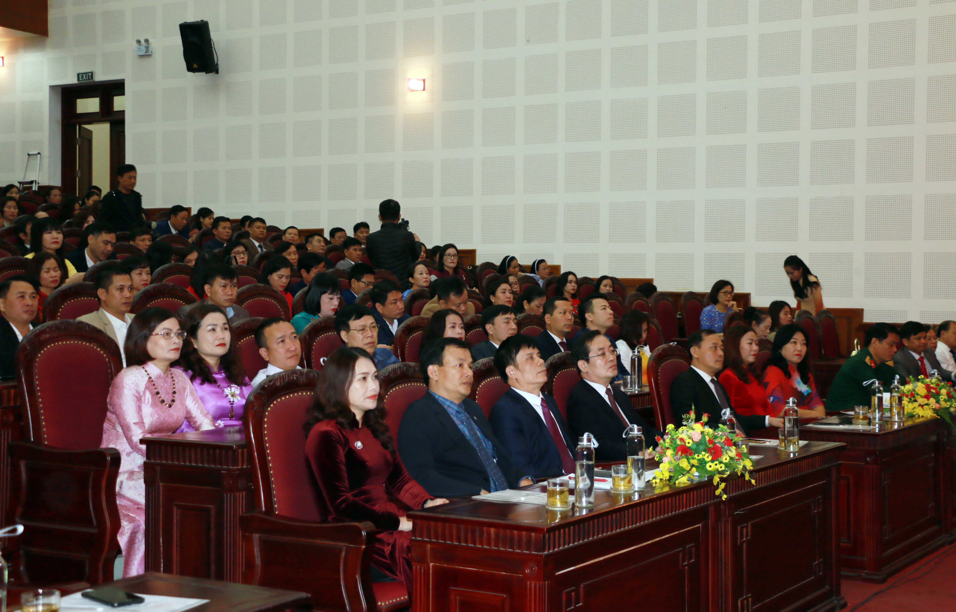Đây là lần đầu tiên thành phố Vinh tổ chức buổi gặp mặt cán bộ quản lý giáo dục nhân kỷ niệm Ngày Nhà giáo Việt Nam. Ảnh: MH