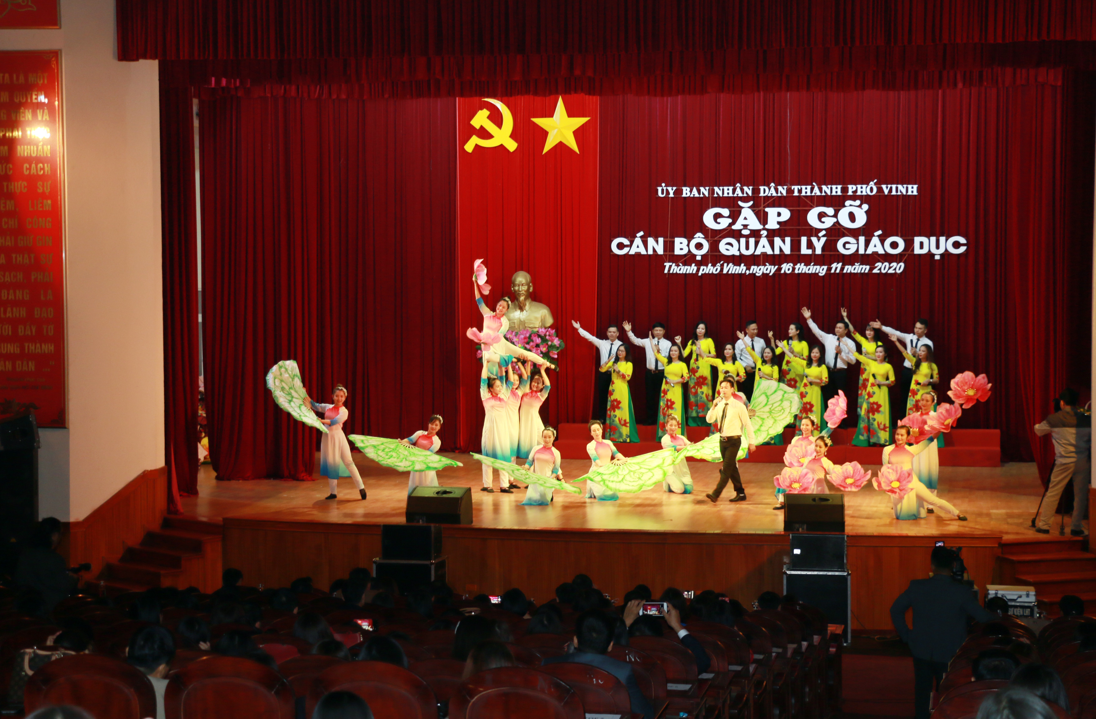 Tiết mục văn nghệ chào mừng Ngày Nhà giáo Việt Nam 20 - 11. Ảnh: Mỹ Hà