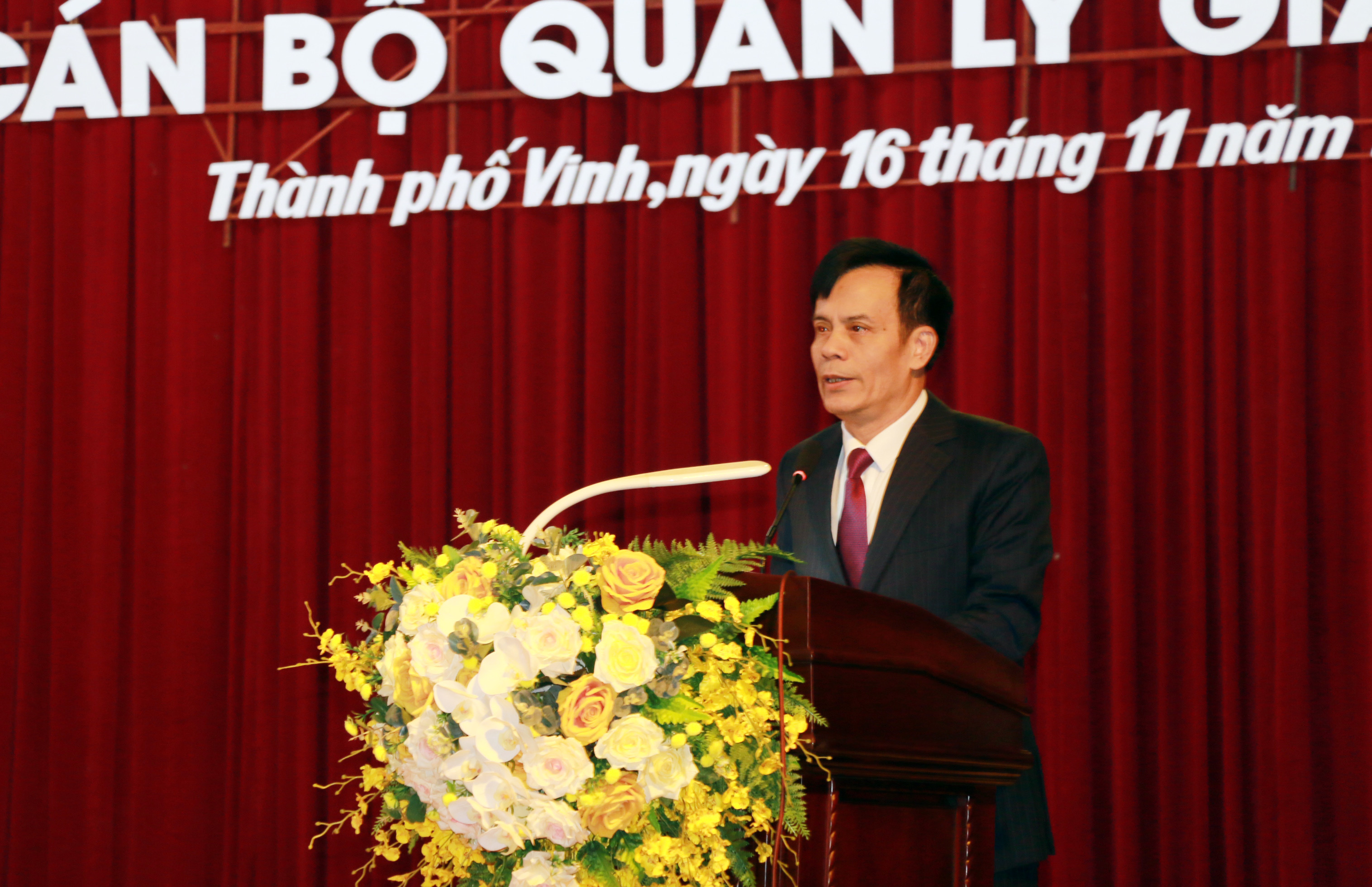 Chủ tịch UBND thành phố Vinh Trần Ngọc Tú phát biểu tại buổi gặp mặt. Ảnh: MH