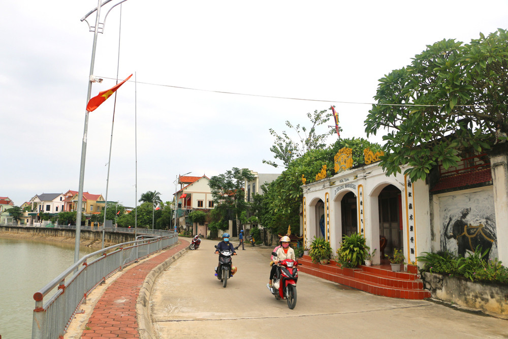 Đền Vưu, di tích lịch sử văn hóa cấp tỉnh bên sông Mai Giang tạo nên bản sắc làng quê Nông thôn mới xã Quỳnh Vinh. Ảnh: Nguyễn Hải