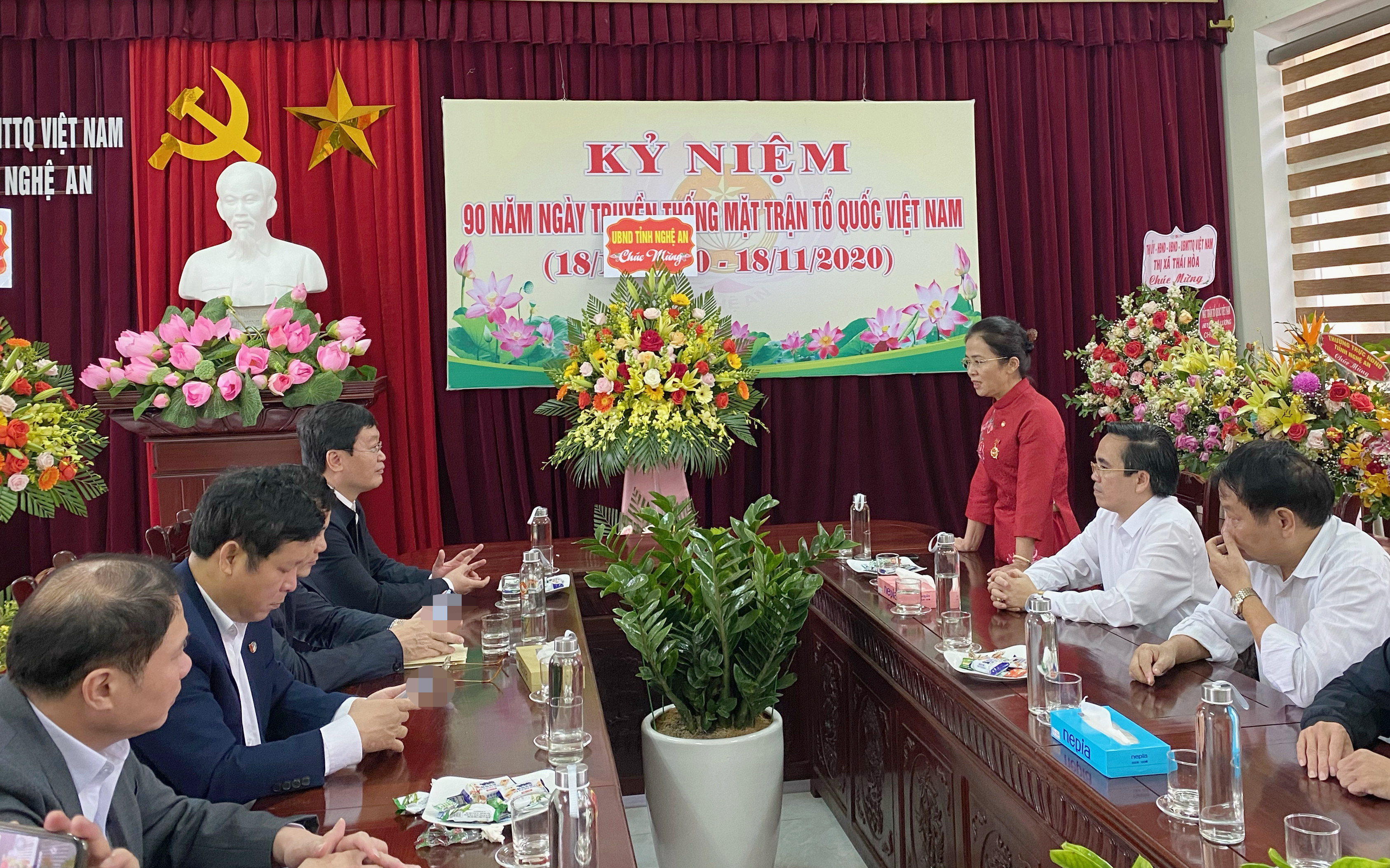 Đồng chí Võ Thị Minh Sinh - Chủ tịch Ủy ban MTTQ tỉnh cảm ơn sự quan tâm của lãnh đạo UBND tỉnh đến công tác mặt trận trong thời gian qua. Ảnh: Phạm Bằng