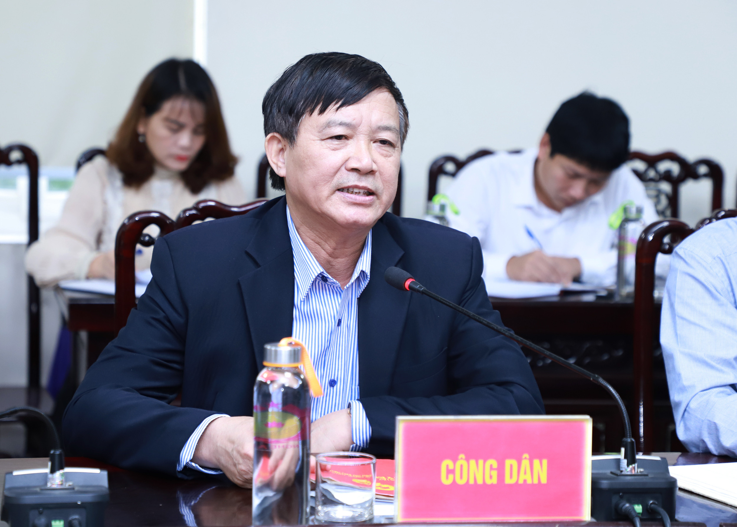 Công dân Nguyễn Văn Chương trình bày kiến nghị. Ảnh: Phạm Bằng