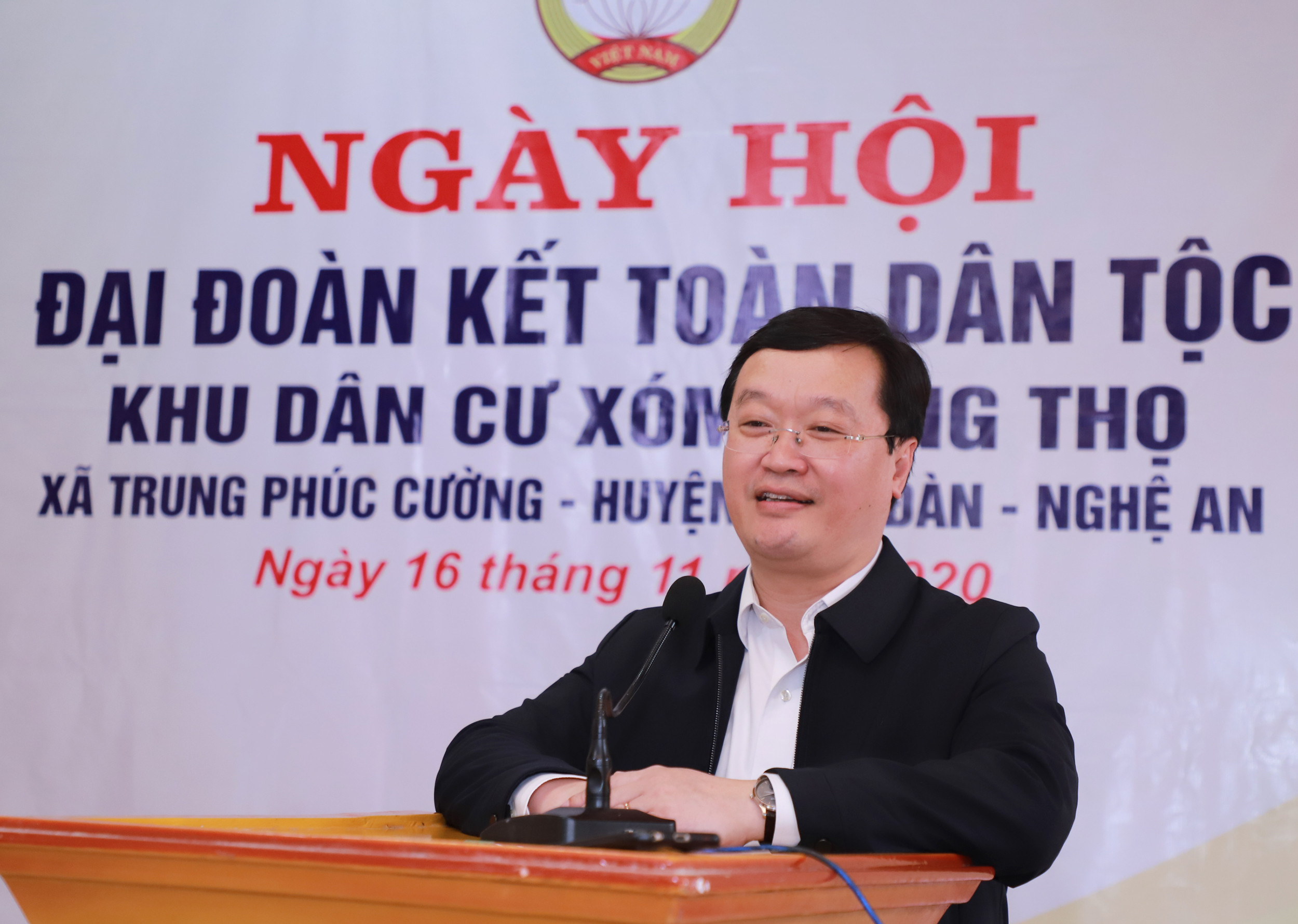 Đồng chí Nguyễn Đức Trung - Chủ tịch UBND tỉnh phát biểu chia vui với người dân xóm Đông Thọ. Ảnh: Phạm Bằng