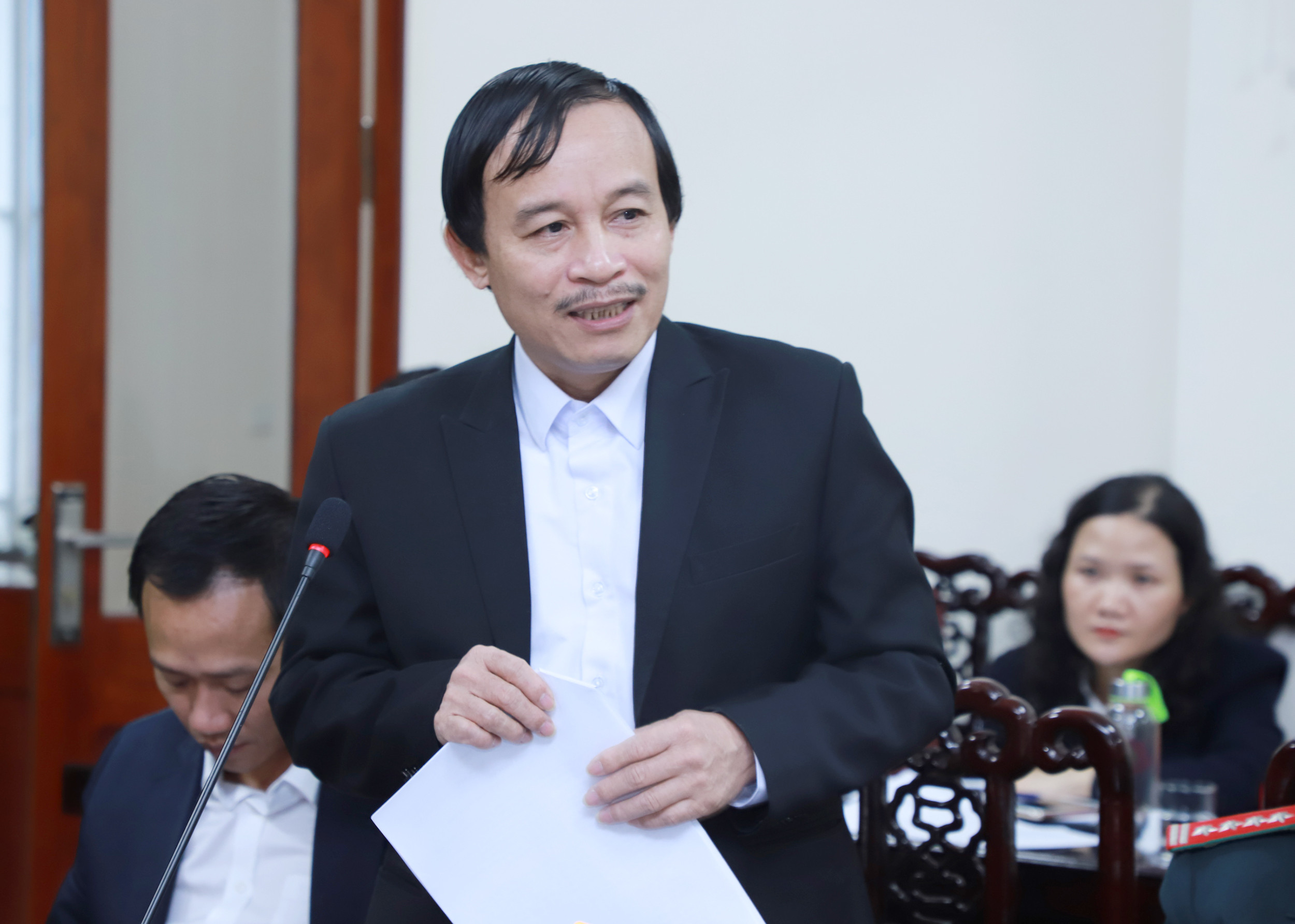 Ông Võ Duy Việt - Giám đốc Sở Tài nguyên và Môi trường nêu ý kiến tại phiên tiếp dân. Ảnh: Phạm Bằng