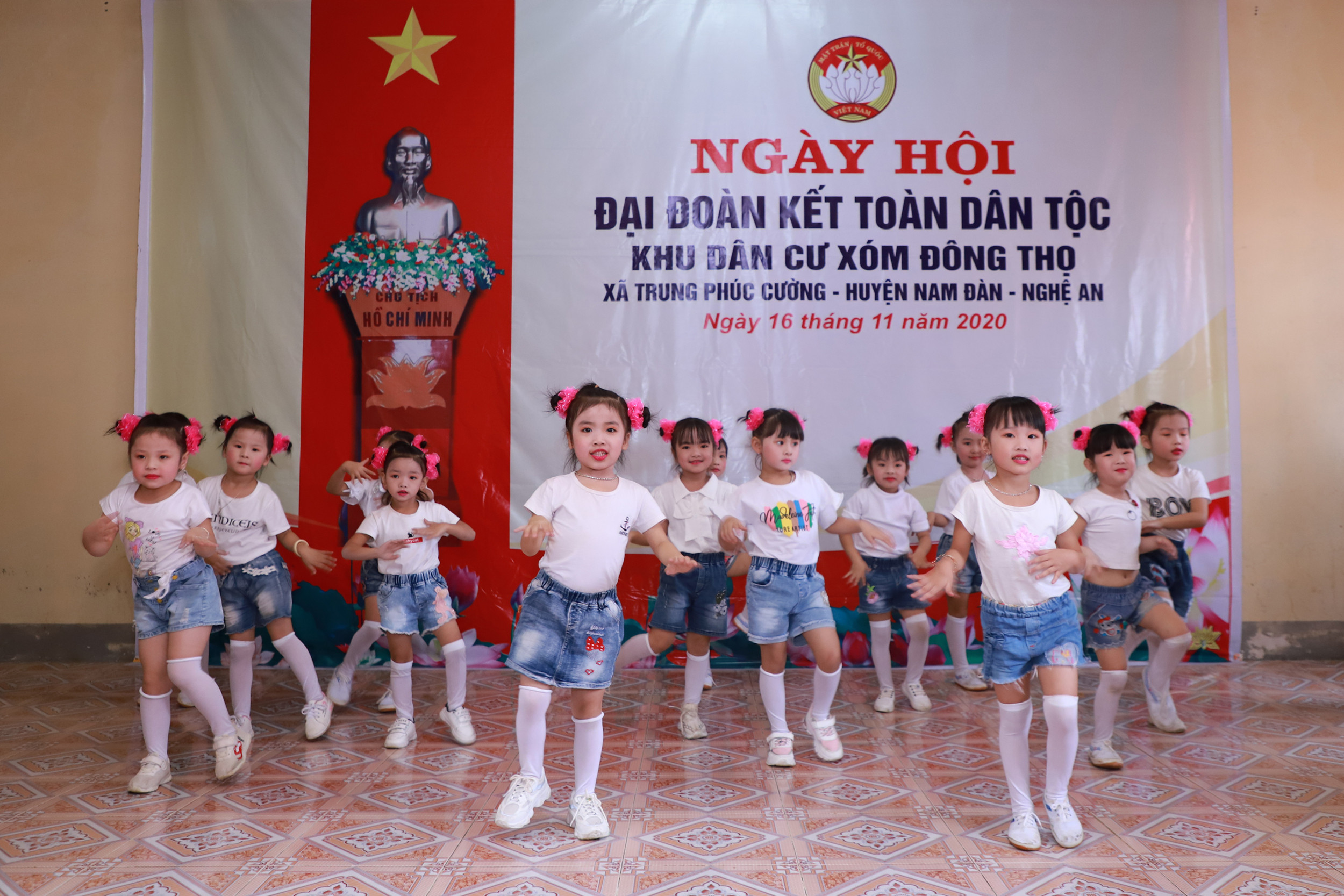 Tiết mục văn nghệ của các cháu thiếu nhi chúc mừng ngày hội Đại đoàn kết toàn dân. Ảnh: Phạm Bằng