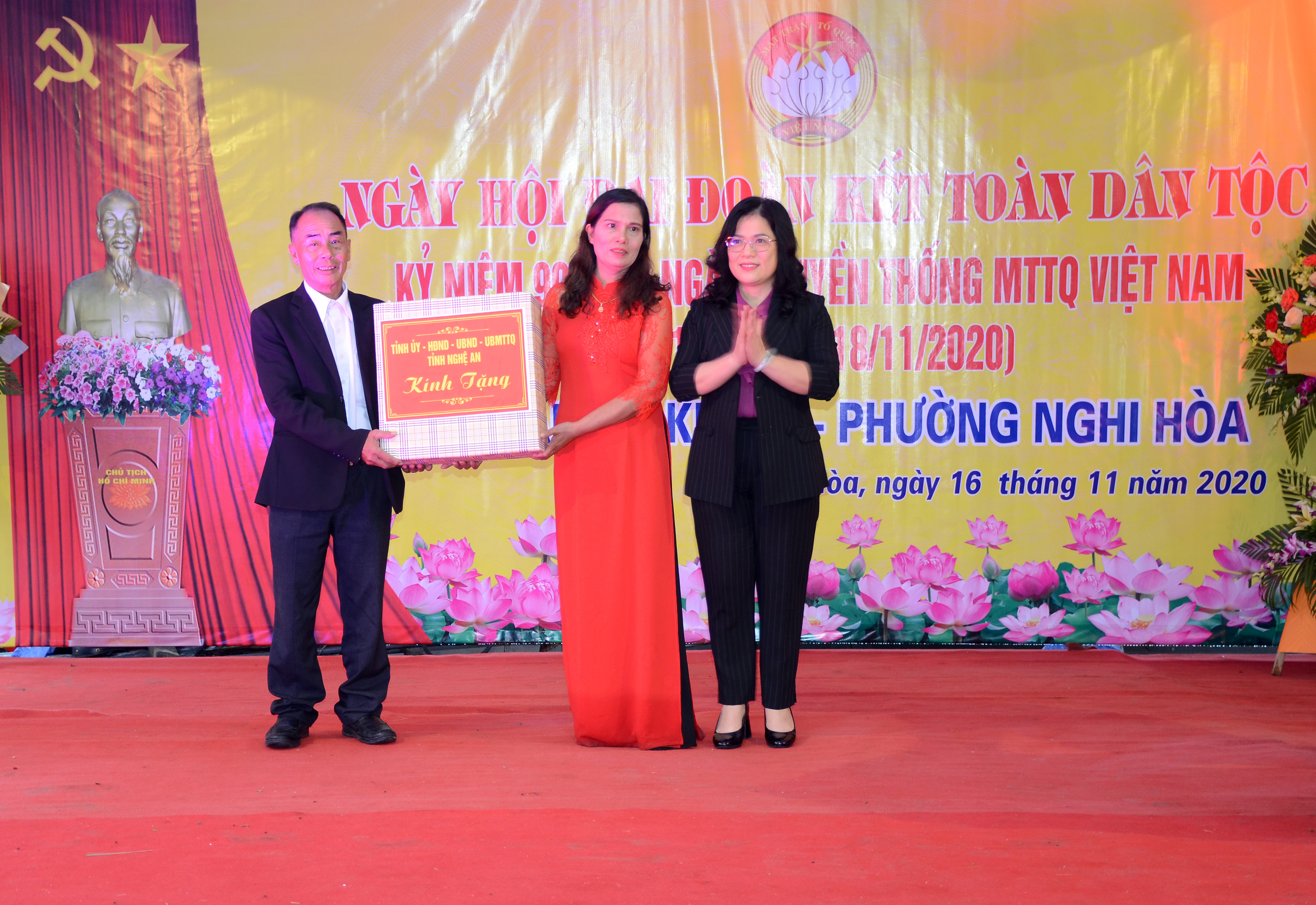 Thay mặt lãnh đạo tỉnh, đồng chí Nguyễn Thị Kim Chi đã tặng món quà của Tỉnh ủy - HĐND - UBND - UB MTTQ tỉnh cho Khu dân cư khối 2, phường Nghi Hòa. Ảnh: Thành Chung