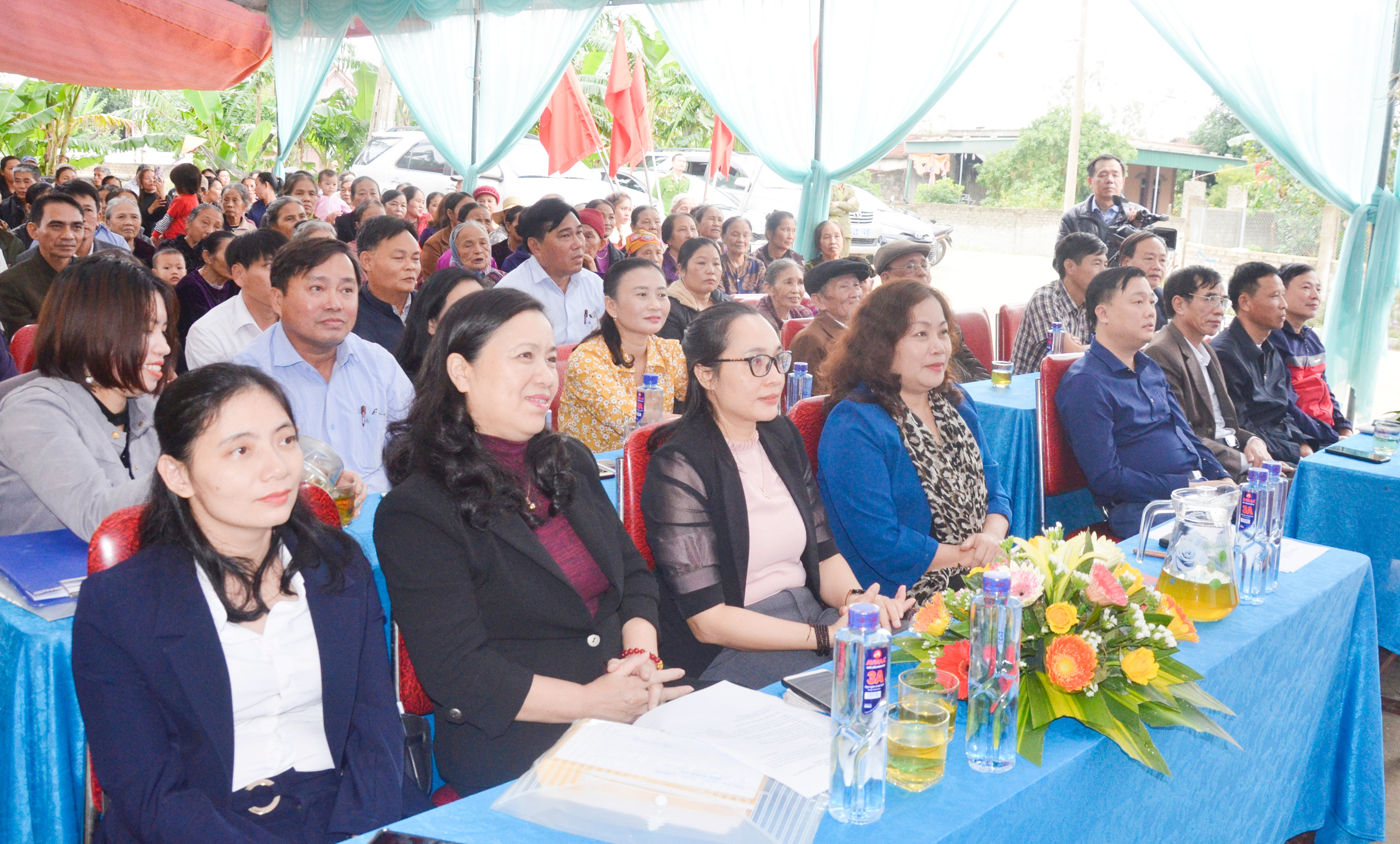 Các đại  biểu tham dự Ngày hội Đại đoàn kết tại xóm 6 xã Hưng Trung, Hưng Nguyên. Ảnh: Thanh Lê