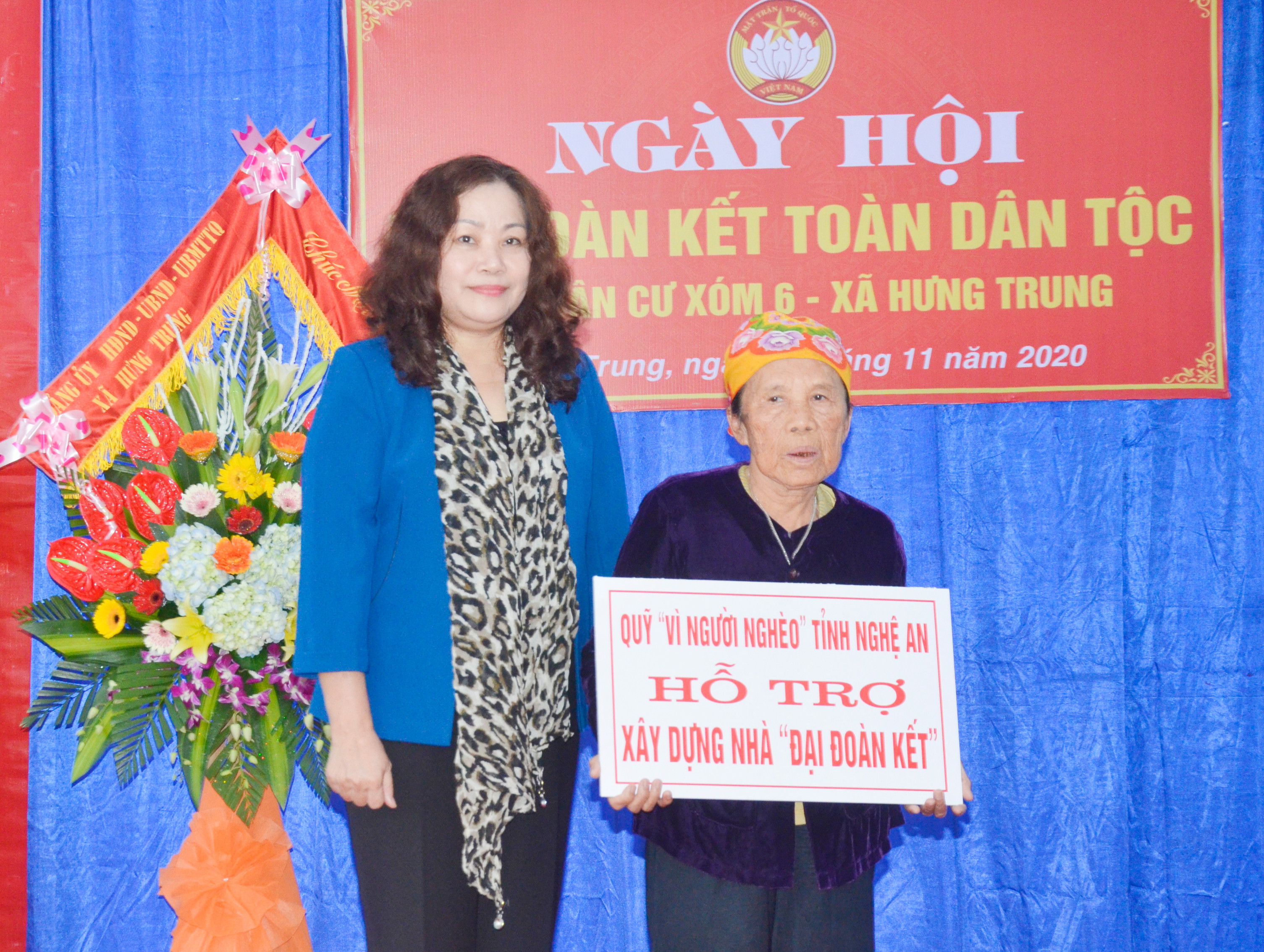 Trao nhà đại đoàn kết cho hộ bà Nguyễn Thị Huệ ở xóm 9A xã Hưng Trung. Ảnh: Thanh Lê