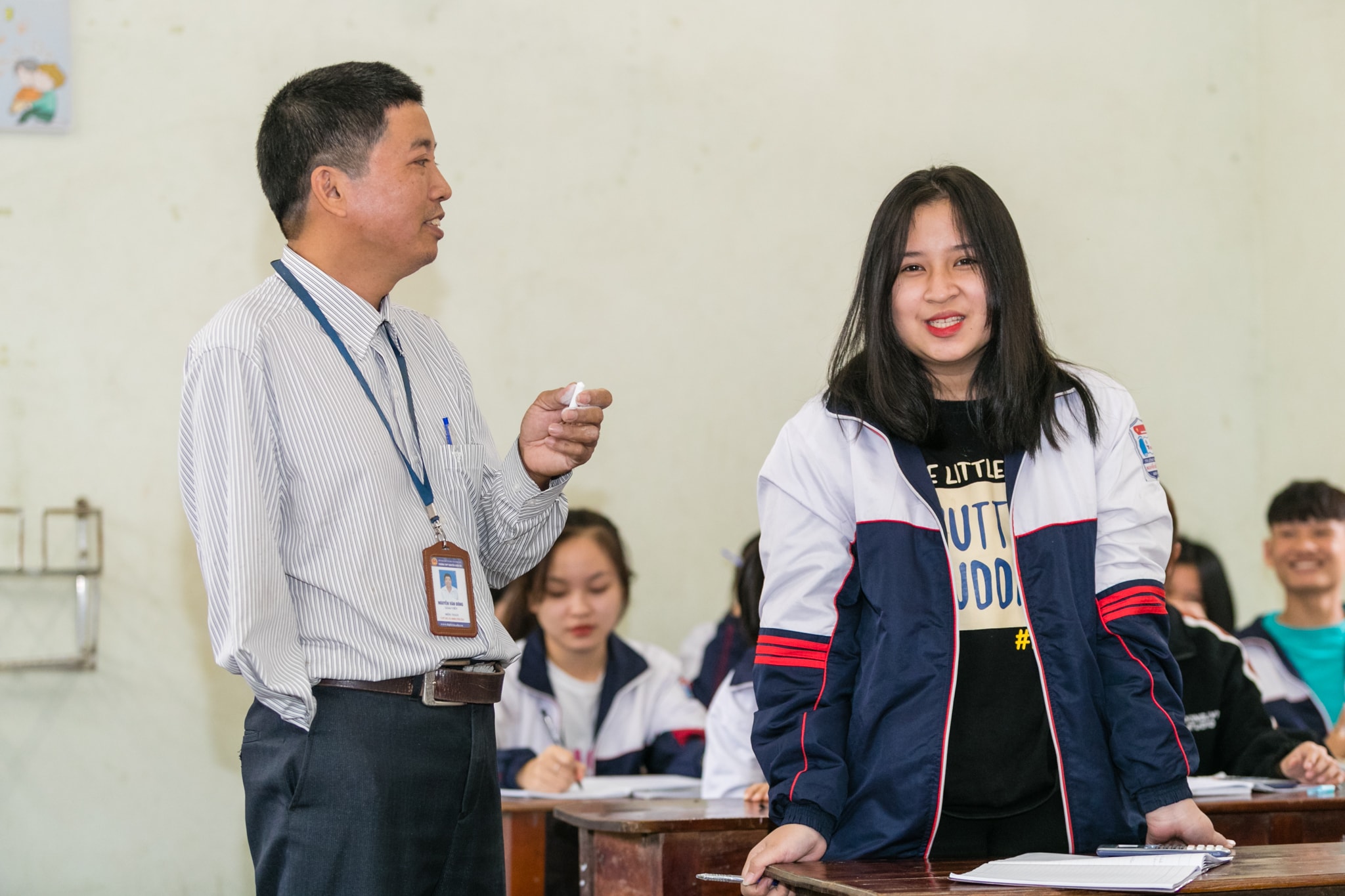 Thầy giáo Nguyễn Văn Đông trong một tiết học tại trường THPT Nguyễn Xuân Ôn (Diễn Châu). Ảnh: Đức Anh