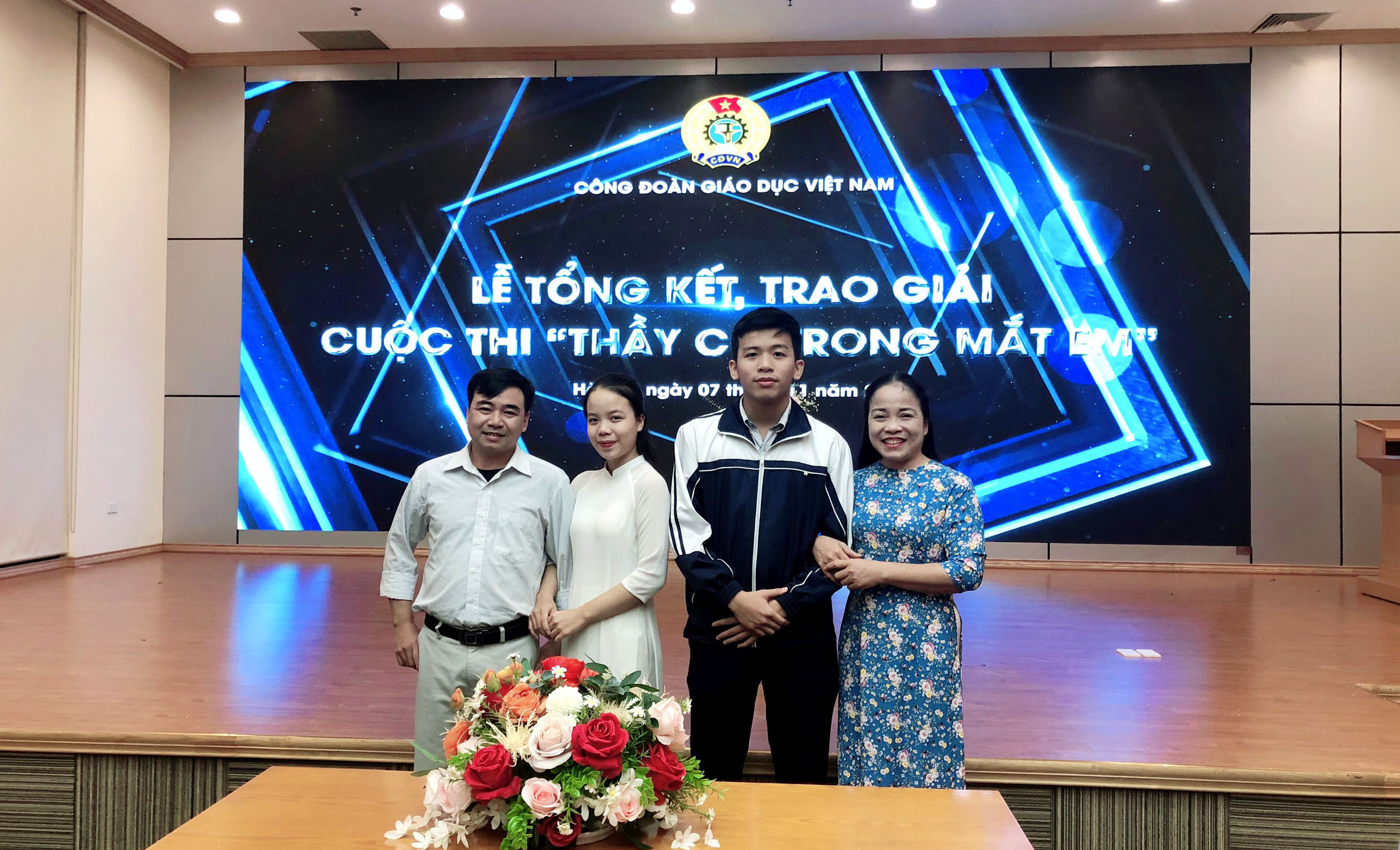 Cô giáo Trần Thị Minh Nguyệt, thầy giáo Trần Tuấn Anh và các học trò. Ảnh: PV.