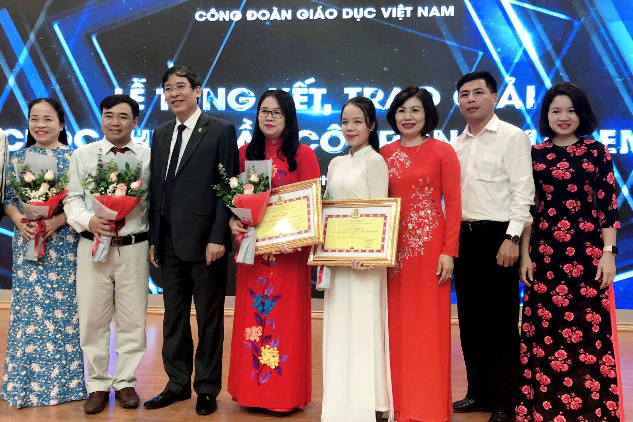 Chủ tịch Công đoàn ngành giáo dục Việt Nam trao giải và chụp ảnh lưu niệm với đoàn giáo viên, học sinh xứ Nghệ tại lễ trao giải cuộc thi. Ảnh: PV