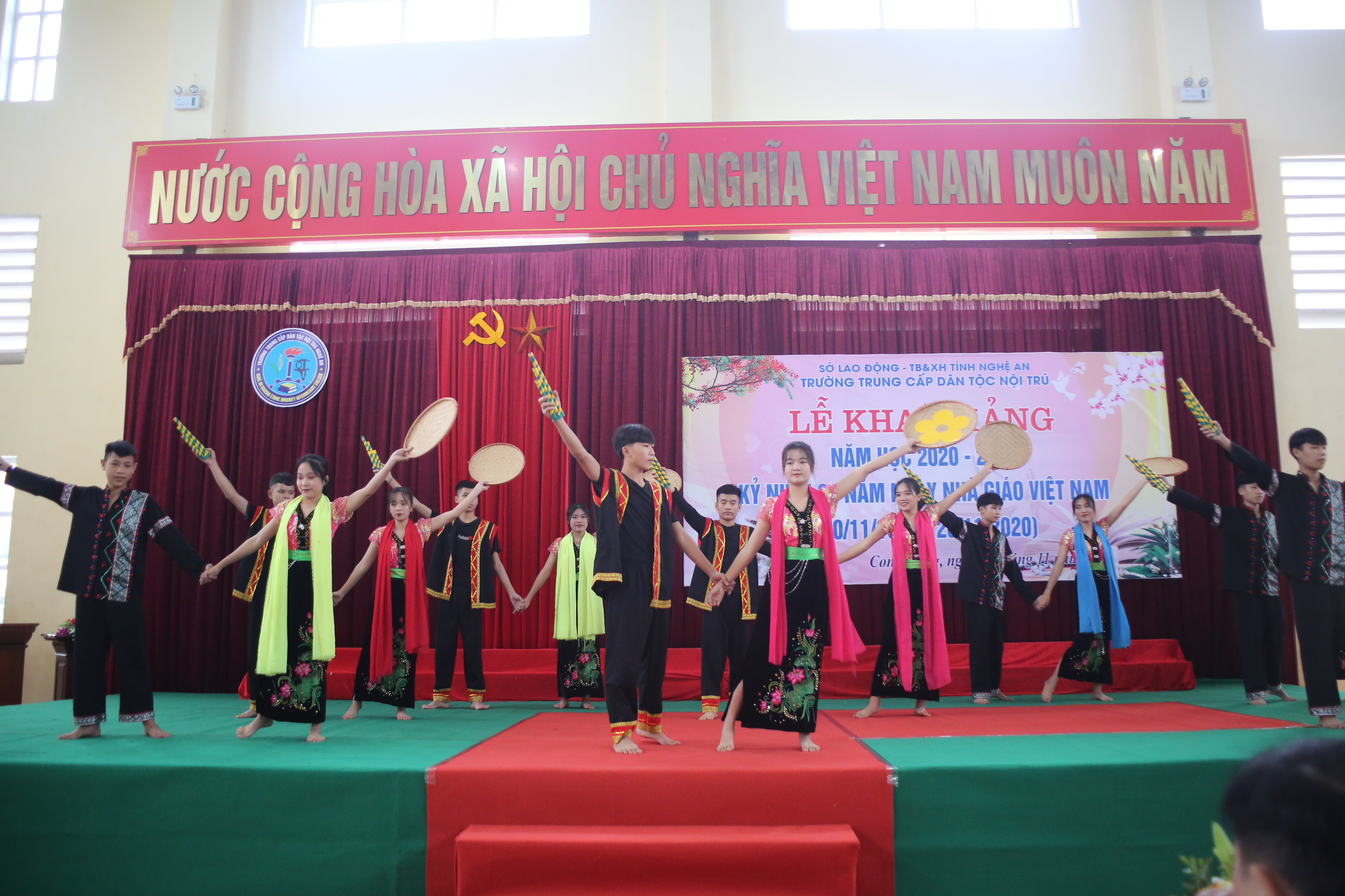 Tại buổi lễ học sinh nhà trường đã trình diễn nhiều tiết mục văn nghệ đặc sắc, đậm đà bản sắc dân tộc vùng miền Tây xứ Nghệ. Ảnh: Thanh Nga