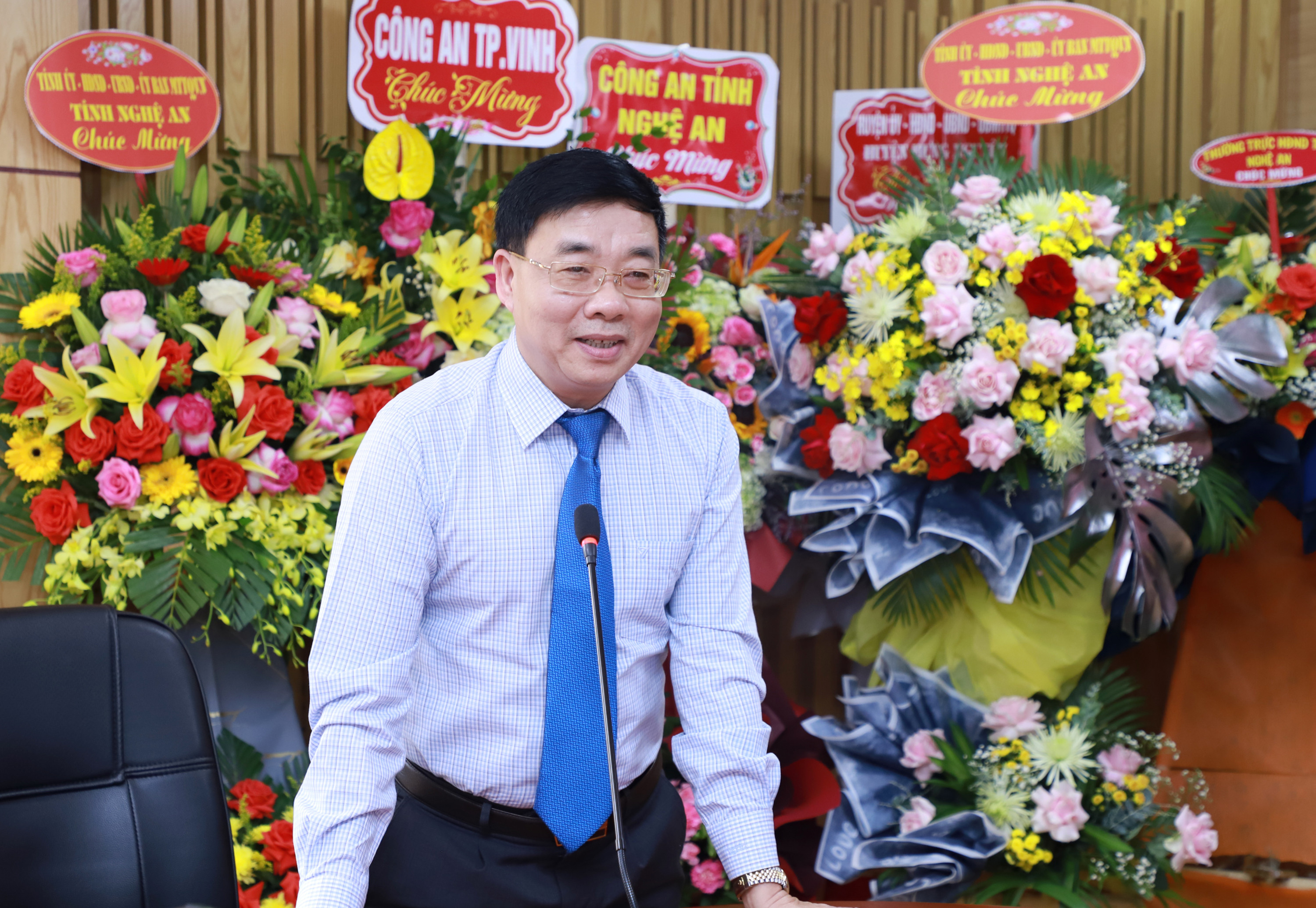 Thay mặt lãnh đạo tỉnh, đồng chí Nguyễn Văn Thông nhiệt liệt biểu dương, ghi nhận những thành tích đó của ngành GD-ĐT trong thời gian qua. Ảnh: Phạm Bằng