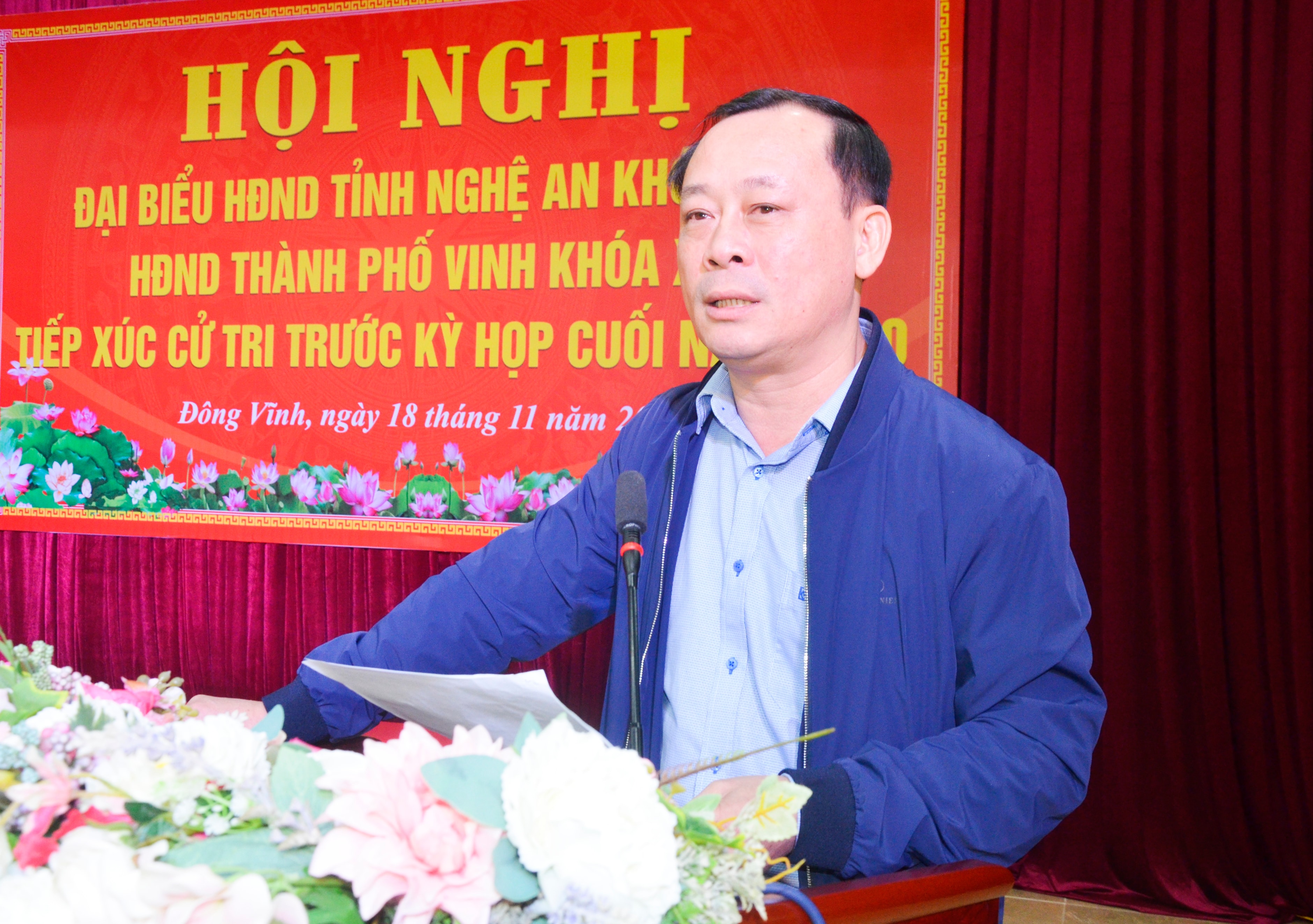 Bí thư Thành ủy Vinh Phan Đức Đồng tiếp thu, trả lời ý kiến của cử tri phường Đông Vĩnh. Ảnh: Thanh Lê