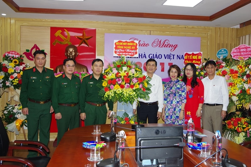 Bo CHQS tinh tham, chuc mung ngay Nha giao Viet Nam-hinh-anh-1