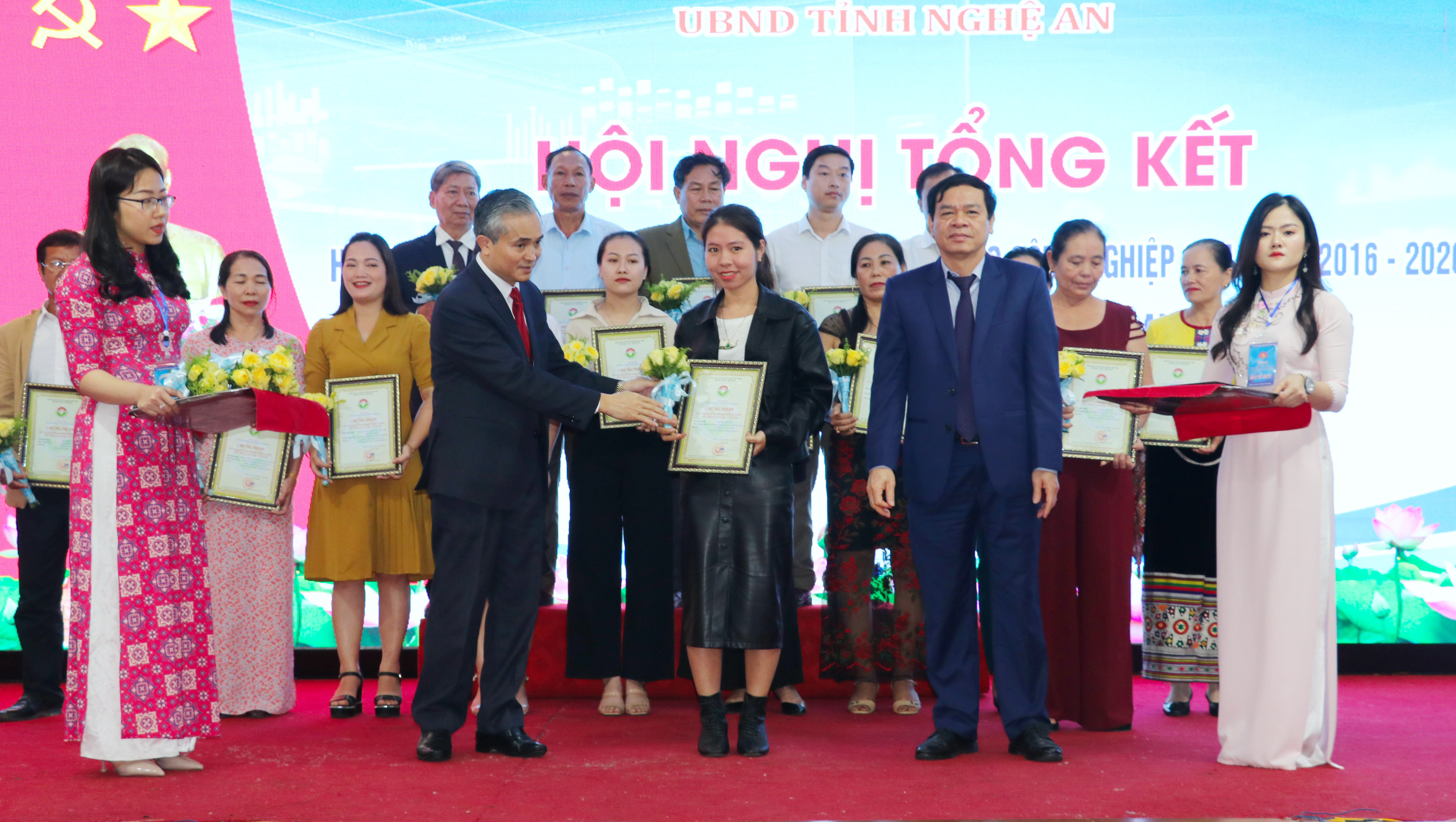 Phó chủ tịch UBND tỉnh Lê Ngọc Hoa trao công nhận sản phẩm công nghiệp nông thôn tiêu biểu cấp tỉnh năm 2020. Ảnh Thu Huyền