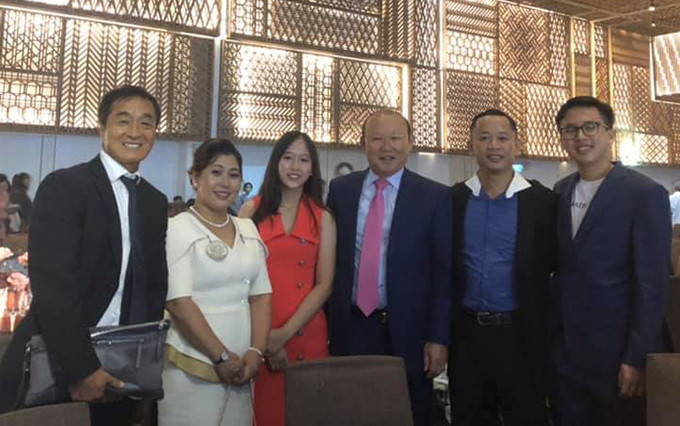 Trợ lý Huy Khoa cùng gia đình chụp ảnh với HLV Park và trợ lý Lee Young-jin tại tiệc cưới Công Phượng.