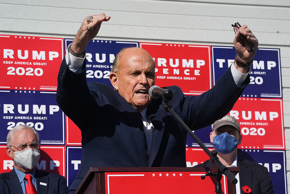 Rudy Giuliani sẽ dẫn dắt đội ngũ pháp lý của ông Donald Trump nhằm “lật lại thế cờ”. Ảnh: AFP