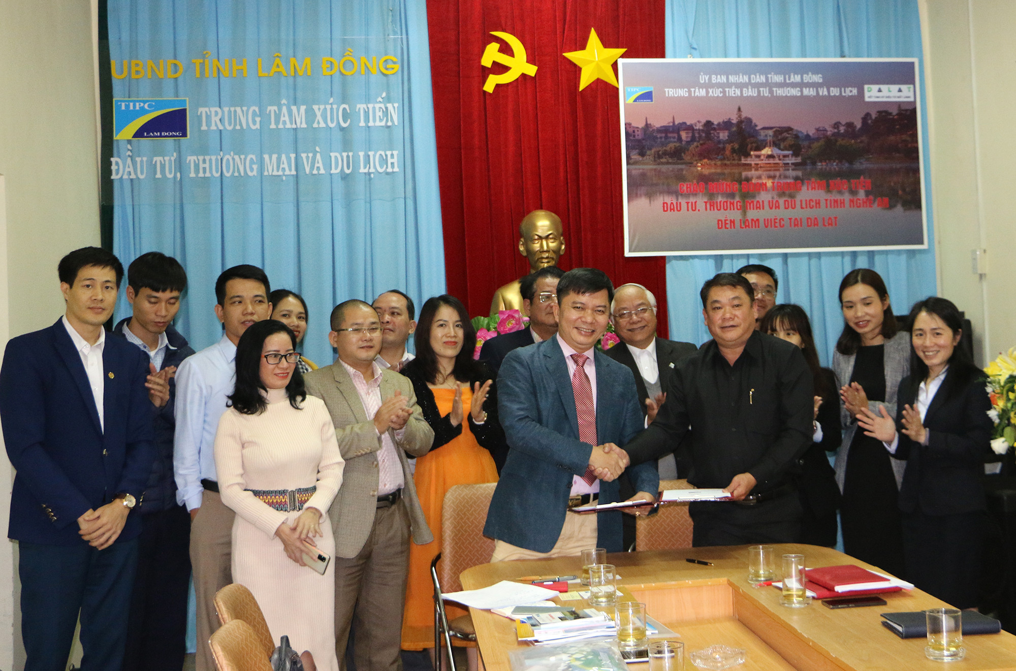 Ký kết và trao biển bản thỏa thuận hợp tác thương mại và du lịch giữa Nghệ An và Lâm Đồng. Ảnh: 