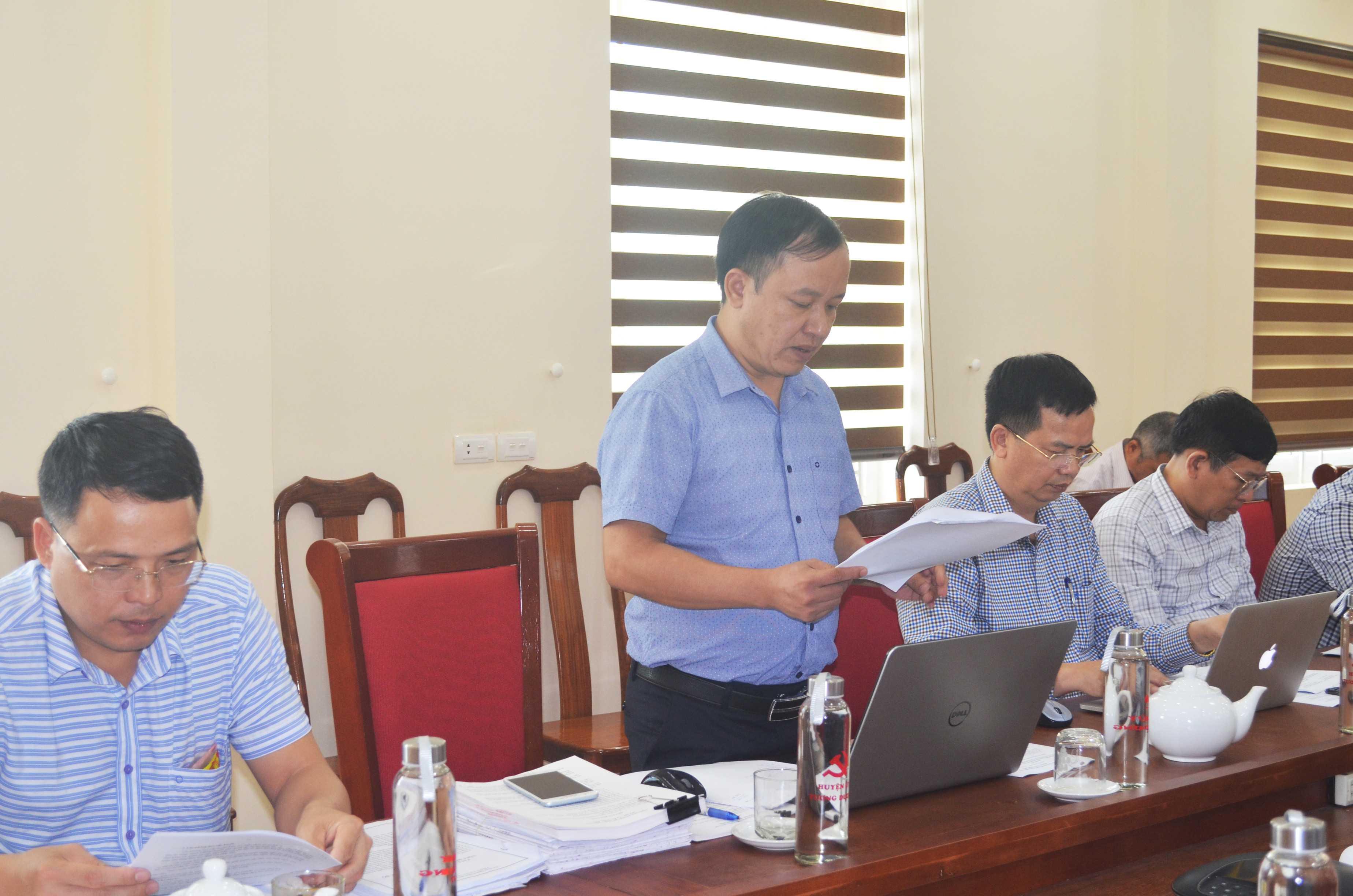 Phó Tổng Giám đốc VNPD, ông Phan Thế Chuyền trình bày Báo cáosố 1536/BC-VNPD báo cáo kết quả thực hiện và kế hoạch giải quyết các tồn tại, vướng mắc trong công tác bồi thường, di dân, tái định cư dự án thủy điện Khe Bố