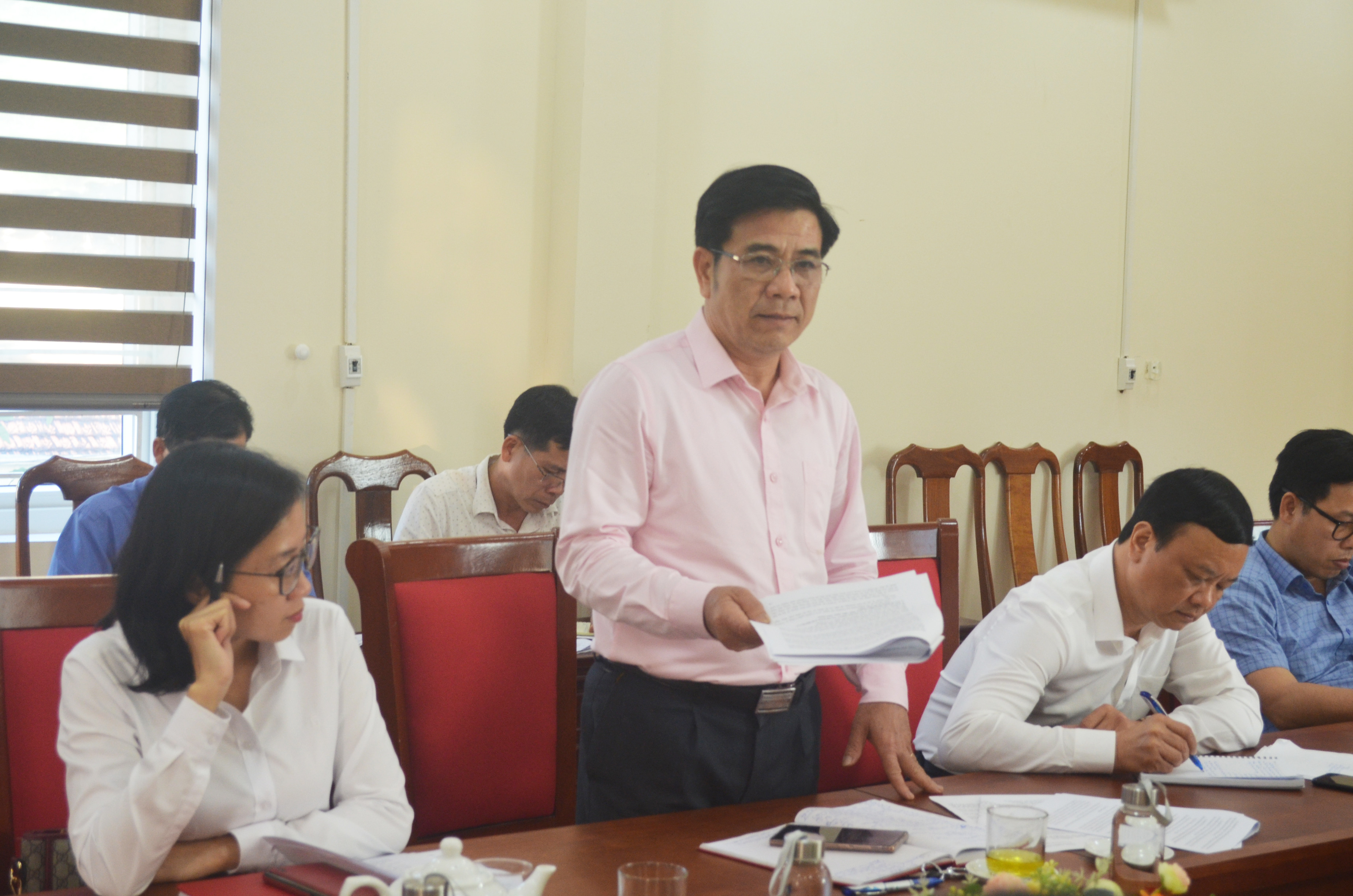 Chủ tịch UBND huyện Tương Dương, ông Phan Đức Sơn: “Thiếu thì thêm, sai thì sửa, đề nghị VNPD thực hiện rà soát lại, cần khẩn trương, đảm bảo tiến độ theo cam kết”. Ảnh: Nhật Lân