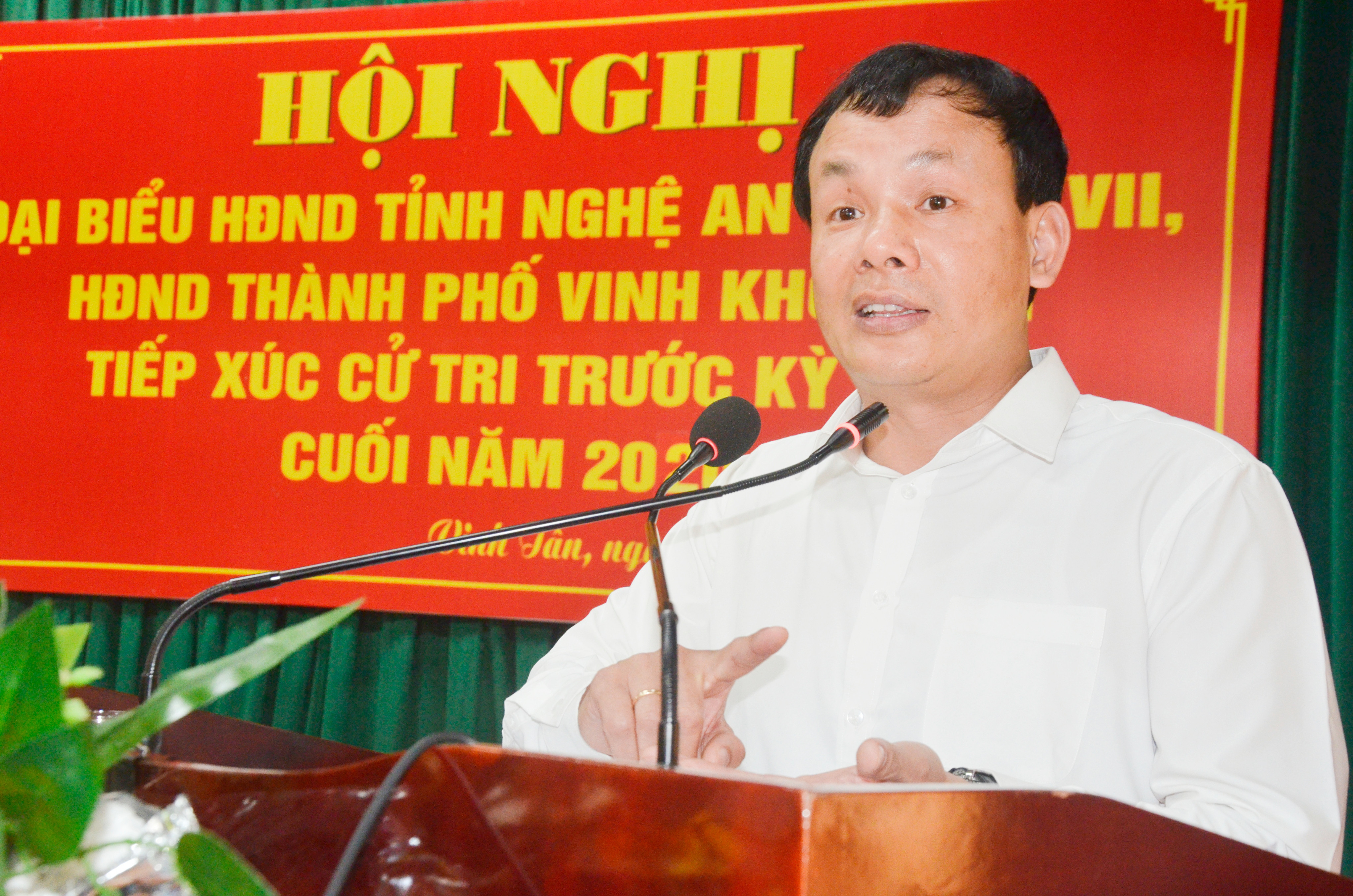 Phó Chủ tịch HĐND thành phố Vinh Phan Minh Tuấn báo cáo kết quả kinh tế - xã hội của thành phố Vinh. Ảnh: Thanh Lê
