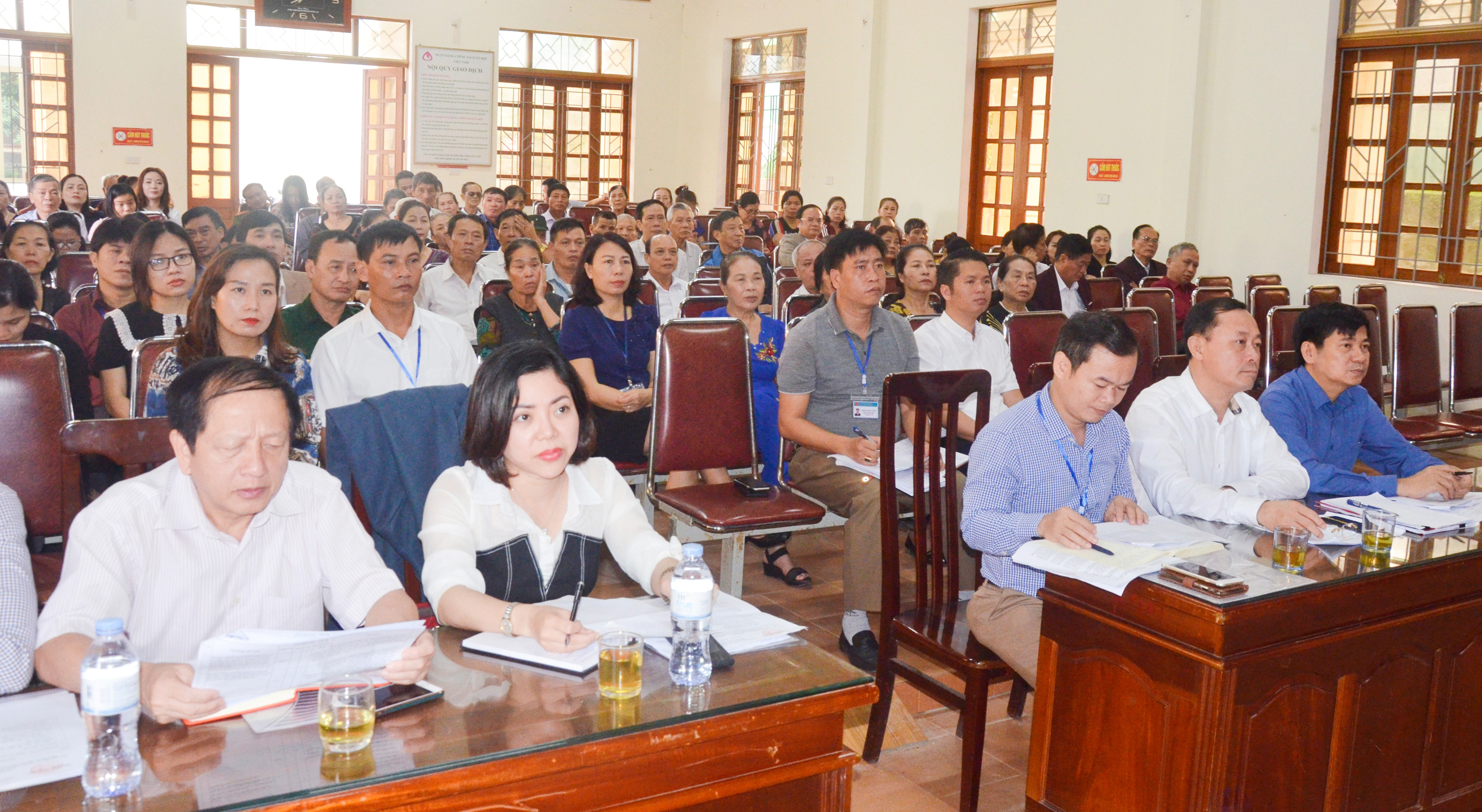 Các đại biểu tham dự hội nghị tiếp xúc cử tri phường Vinh Tân. Ảnh: Thanh Lê
