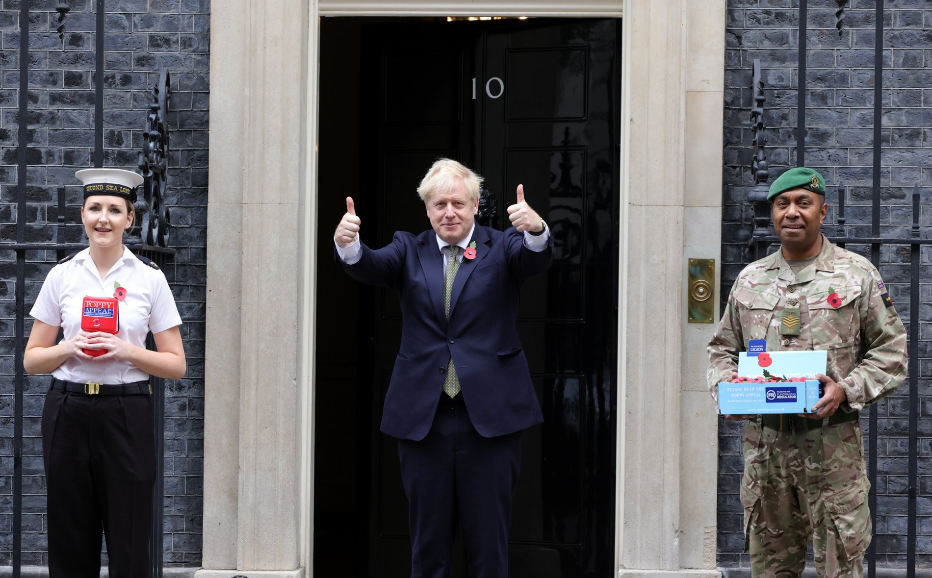 Thủ tướng Anh Boris Johnson đứng  bên ngoài số 10 phố Downing, London, hôm 23/10/2020. Ảnh: USNI