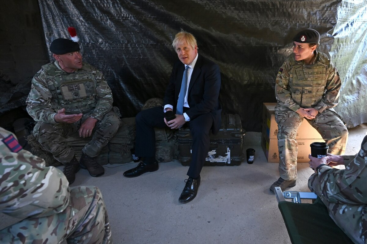 Thủ tướng Anh Boris Johnson gặp gỡ các quân nhân trong một túp lều trên khu huấn luyện đồng bằng Salisbury tháng  9 năm 2019, ở Salisbury, Anh. Ảnh: Getty