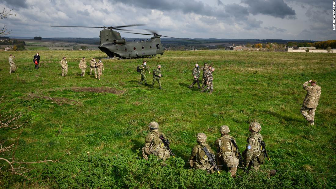 Một máy bay trực thăng CH-47 chở các sĩ quan cấp cao Anh đến khu vực huấn luyện của Bộ Quốc phòng ở Salisbury ngày 14/10/2020. Ảnh: CNN