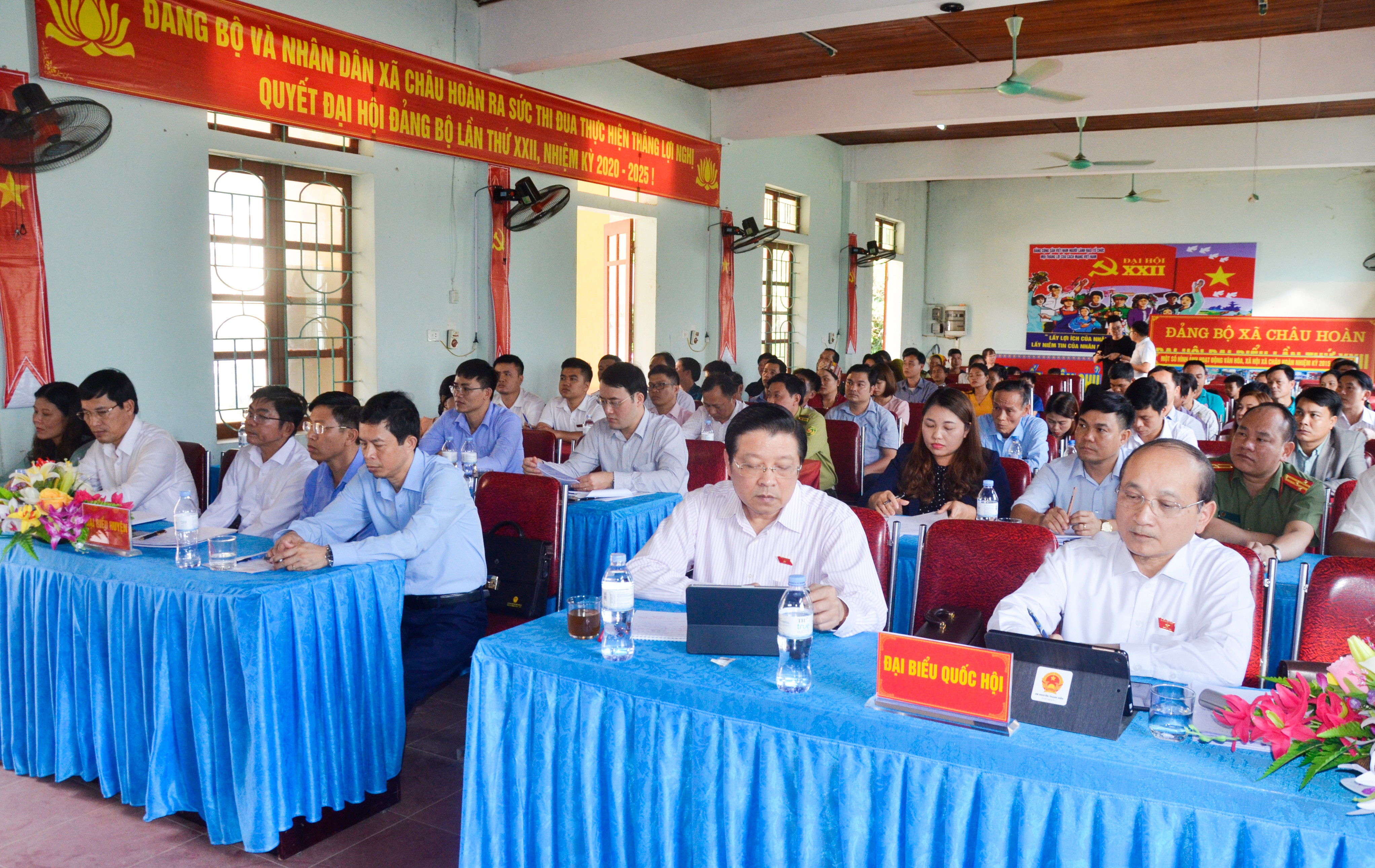 Các đại biểu tham dự hội nghị tiếp xúc cử tri huyện Quỳ Châu. Ảnh: Thanh Lê