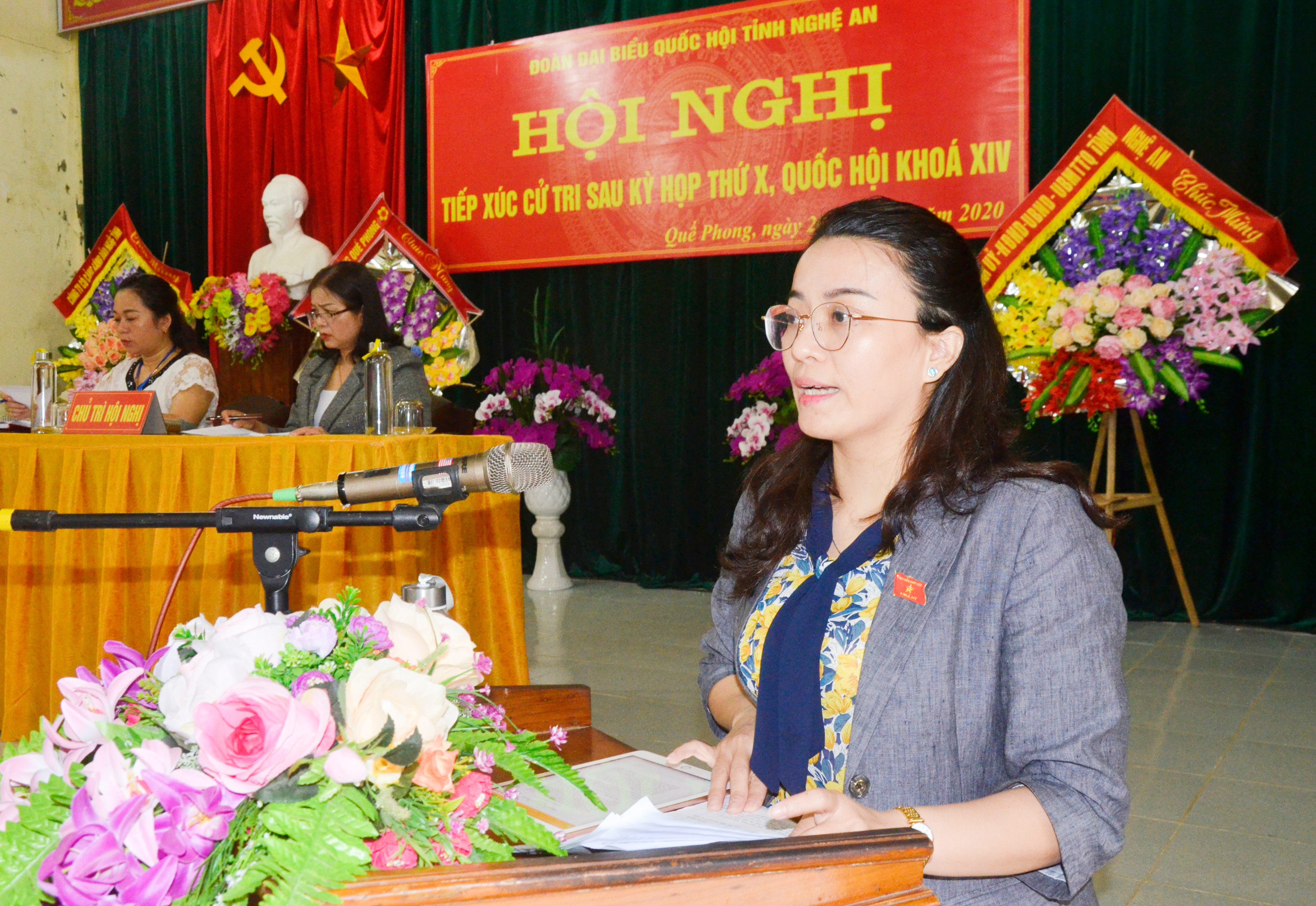 Đại biểu Hoàng Thị Thu Trang báo cáo với cử tri chương trình, nội dung kỳ họp thứ 10, Quốc hội khóa XIV. Ảnh: Thanh Lê