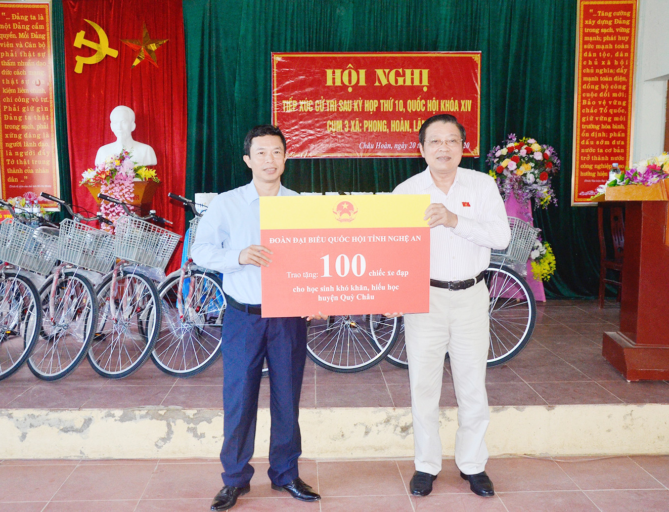 Bí thư Trung ương Đảng Phan Đình Trạc trao quà cho lãnh đạo huyện Quỳ Châu. Ảnh: Thanh Lê