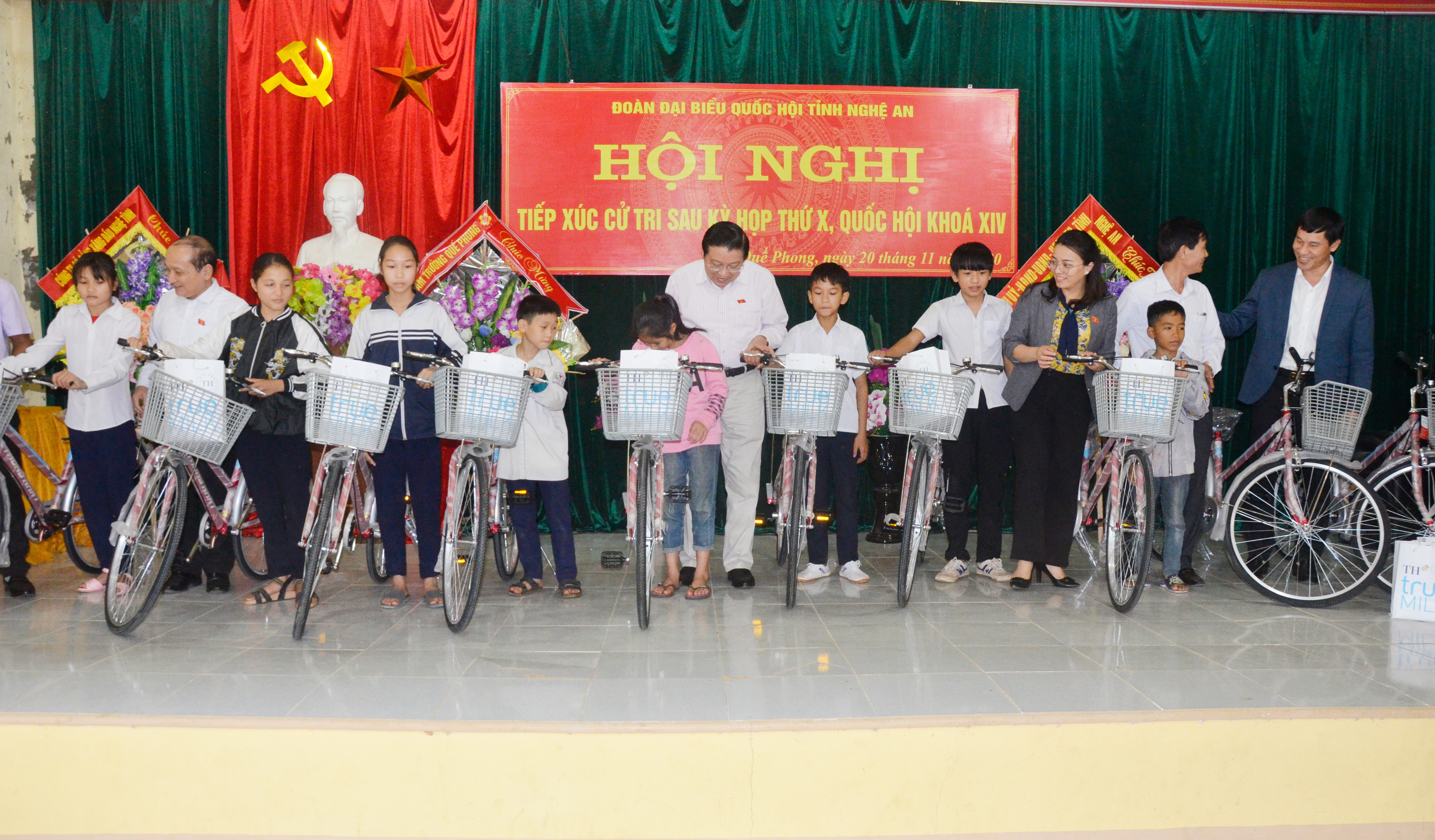 Trao xe đạp cho học sinh xã Mường Nọc, Quế Phong. Ảnh: Thanh Lê