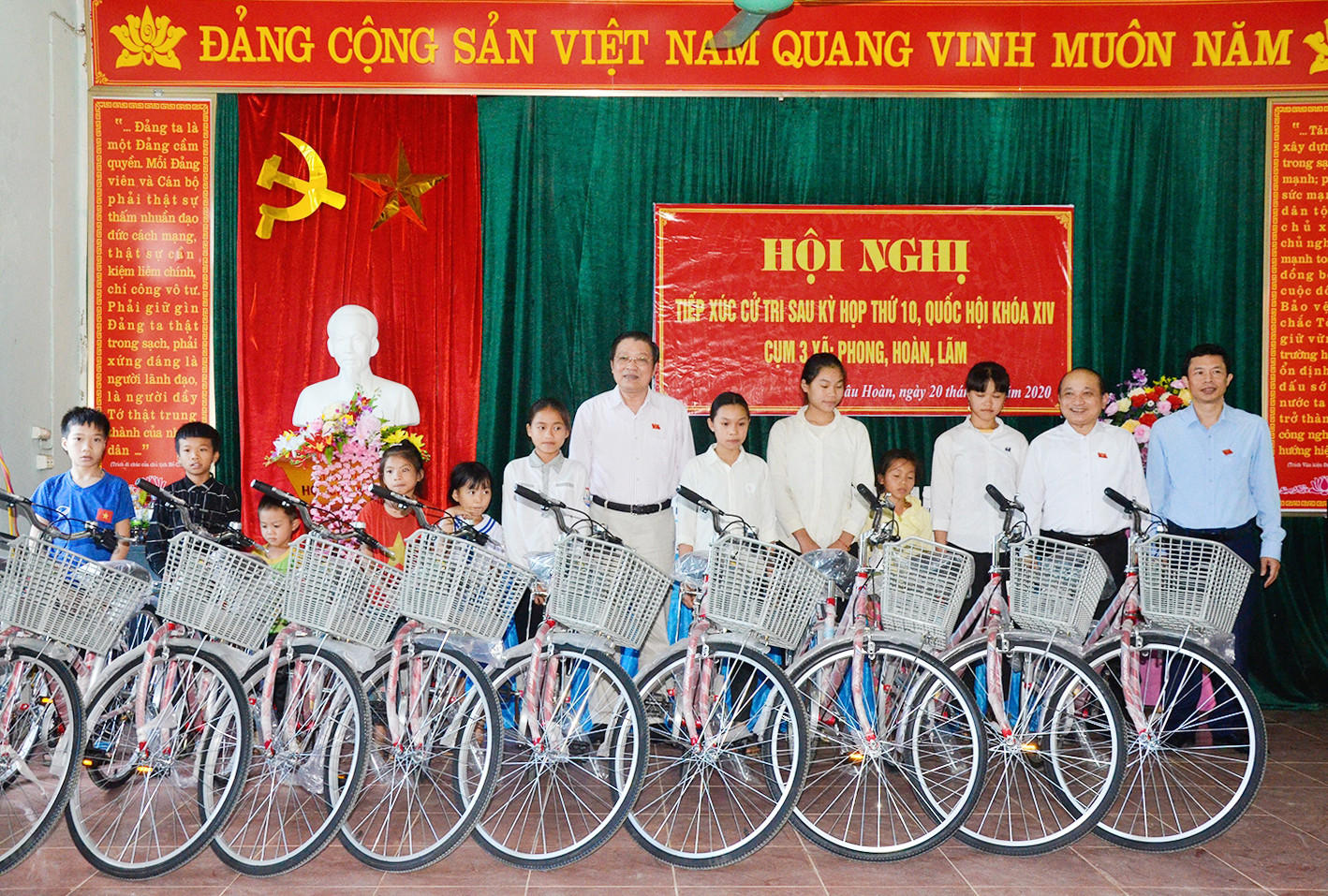 Tặng xe đạp cho học sinh nghèo hiếu học huyện Quỳ Châu. Ảnh: Thanh Lê