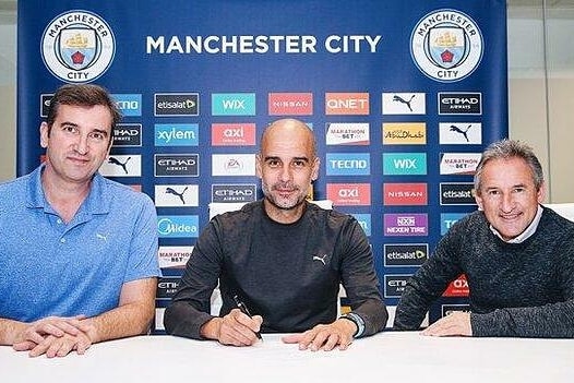 Guardiola (giữa) ký hợp đồng cùng CEO Soriano (trái) và Begiristain (phải). Ảnh: ManCity.com