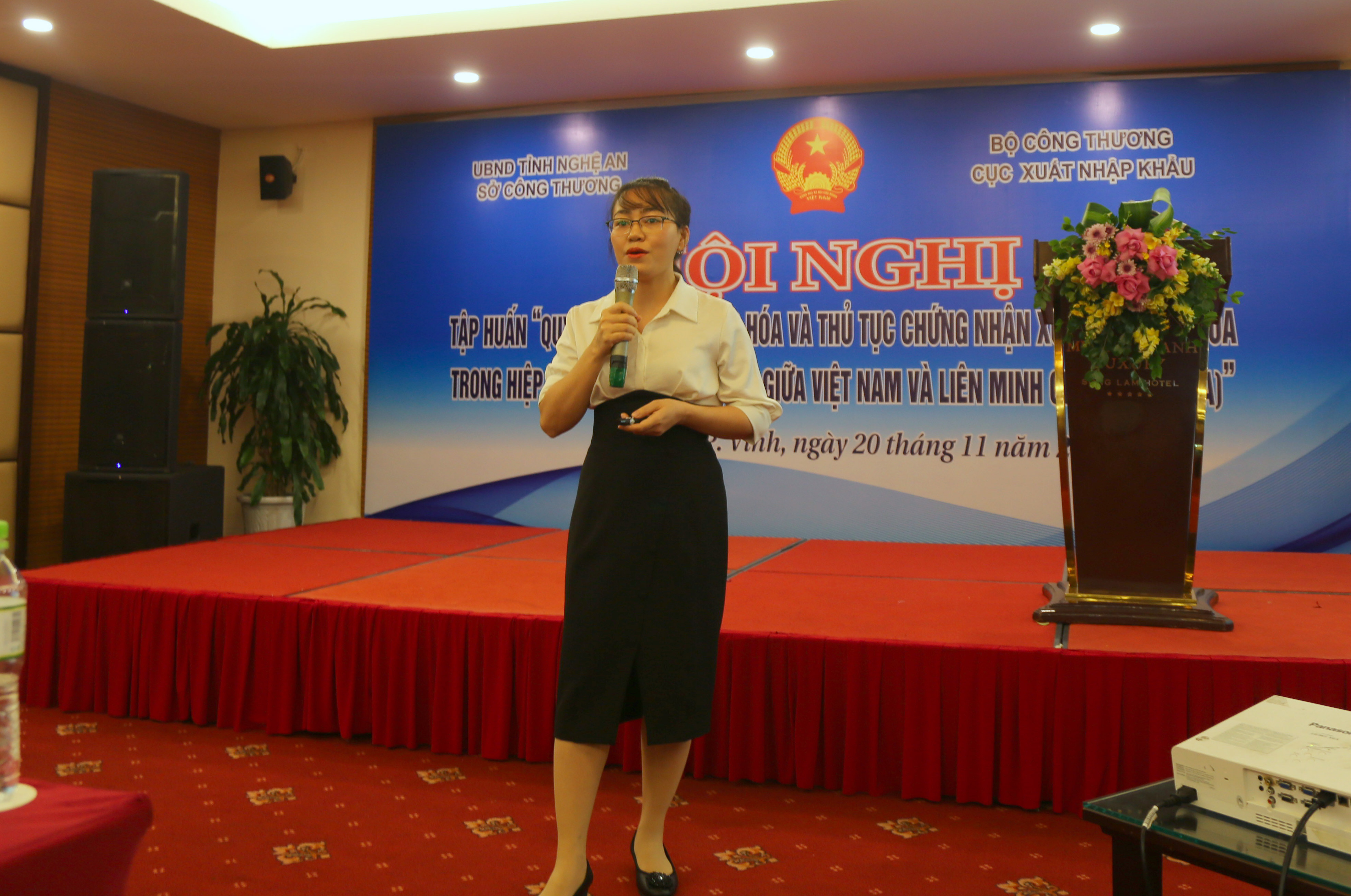 bà Nguyễn Thị Trọng Nghĩa – phó trưởng phòng quản lý xuất nhập khẩu khu vực Thành phố Hồ Chí Minh, Cục Xuất nhập khẩu phổ biến quy tắc xuất xứ trong EVFTA