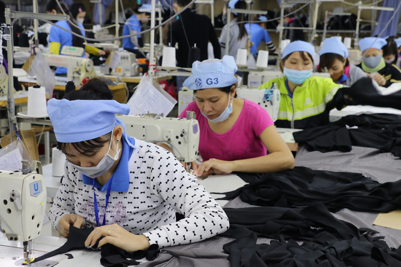 Dịch Covid khiến nhiều doanh nghiệp bị ảnh hưởng. Trong ảnh: Sản xuất may mặc tại CCN ở Diễn Châu. Ảnh Việt Phương