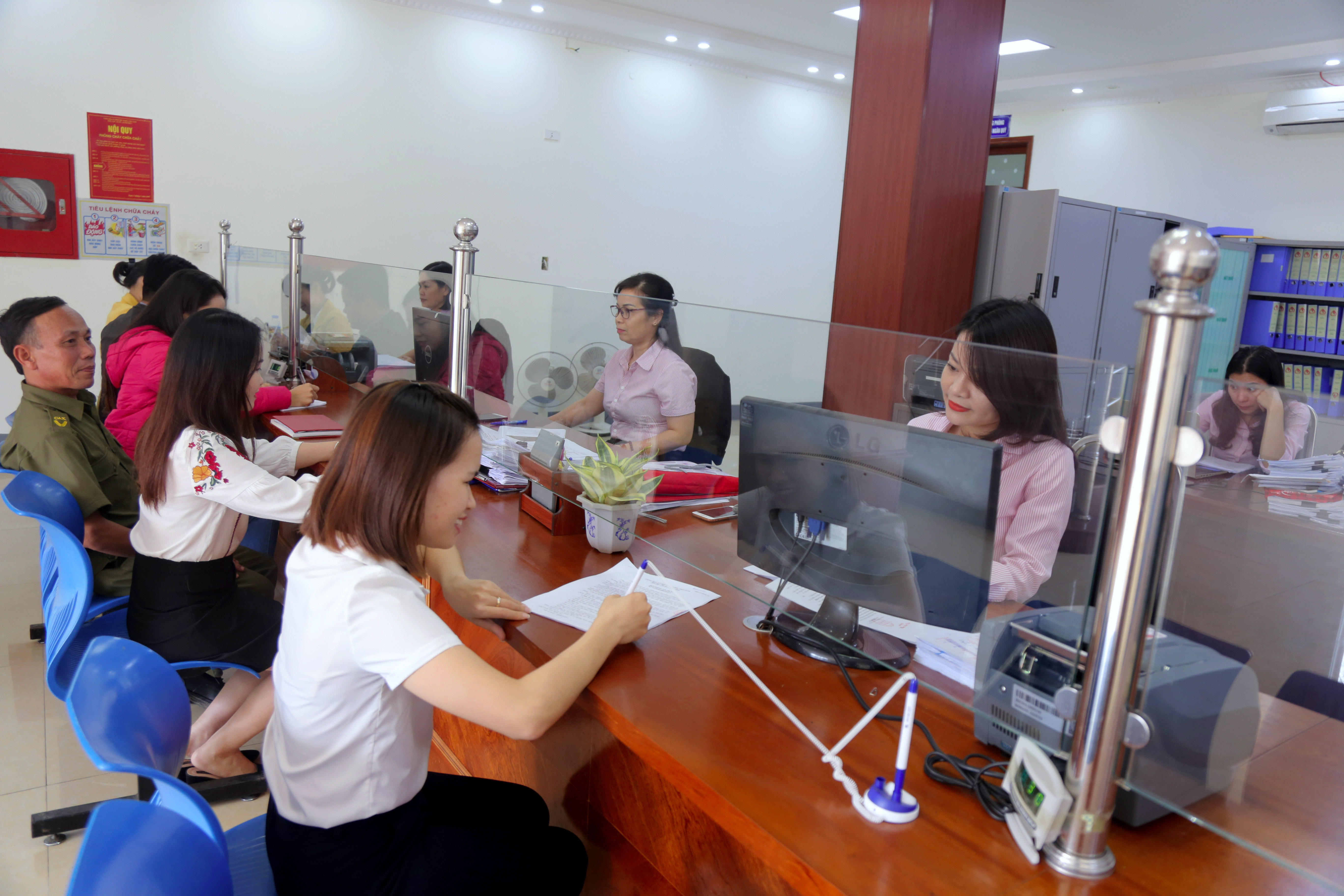 Khác hàng giao dịch tại Ngân hàng CSXH chi nhánh Nghệ An. Ảnh Việt Phương