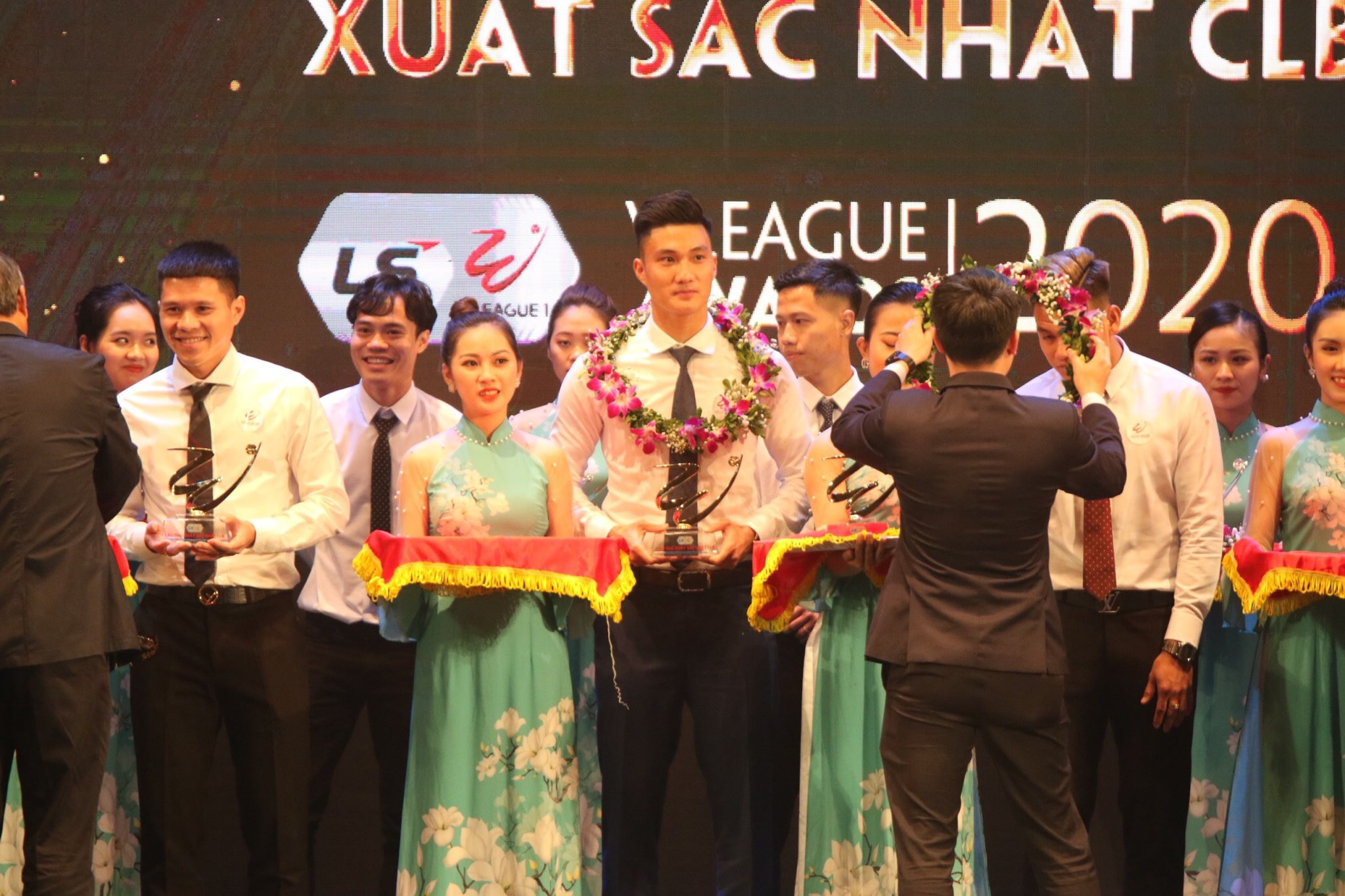 Thủ môn Văn Hoàng là cầu thủ xuất sắc nhất SLNA còn đội bóng xứ Nghệ đoạt danh hiệu CLB có công tác đào tạo trẻ tốt nhất V.League 2020. Ảnh: Hải Hoàng