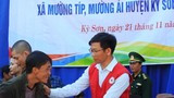 Trao 460 triệu đồng hỗ trợ người nghèo xã Mường Típ, Mường Ải (Kỳ Sơn)