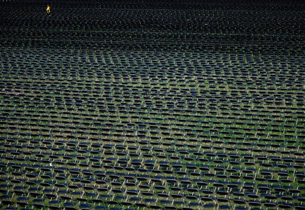 Những chiếc ghế trống được trưng bày đại diện cho những người thiệt mạng do đại dịch tại Lễ tưởng niệm Covid-19 của Mỹ. Ảnh: AFP