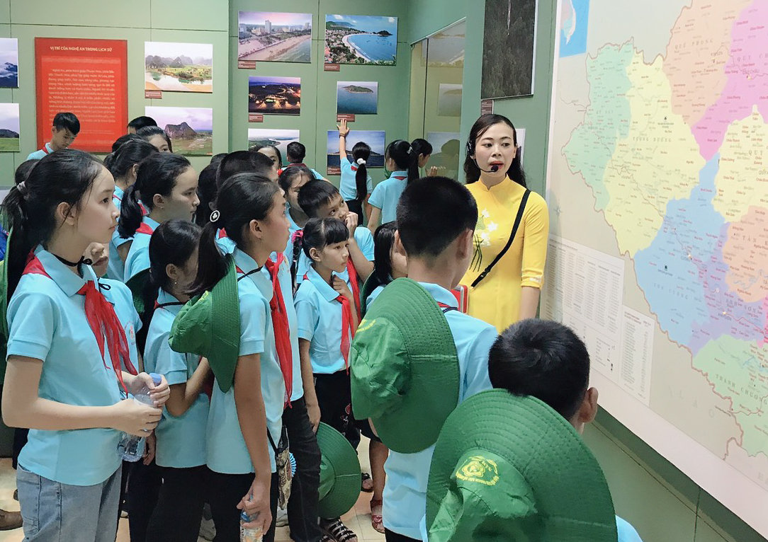 Hoạt động thực tế của học sinh thông qua tham quan tìm hiểu giá trị di sản.