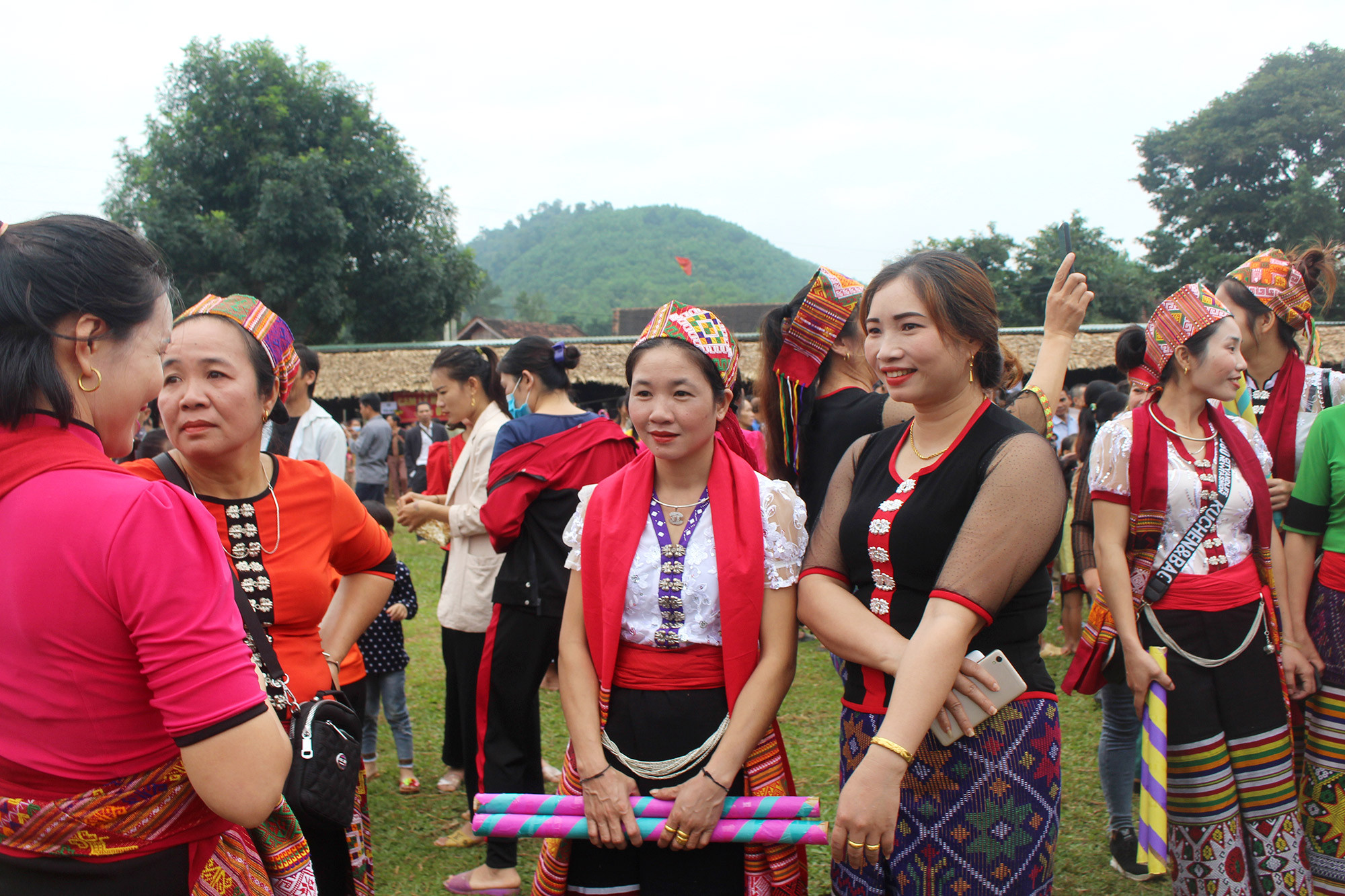 Ngay từ sáng sơm nhiều chị em người Thái trong những bộ váy Thái đã được chuẩn bị sắn để tham gia hội chợ. Ảnh: Bá Hậu