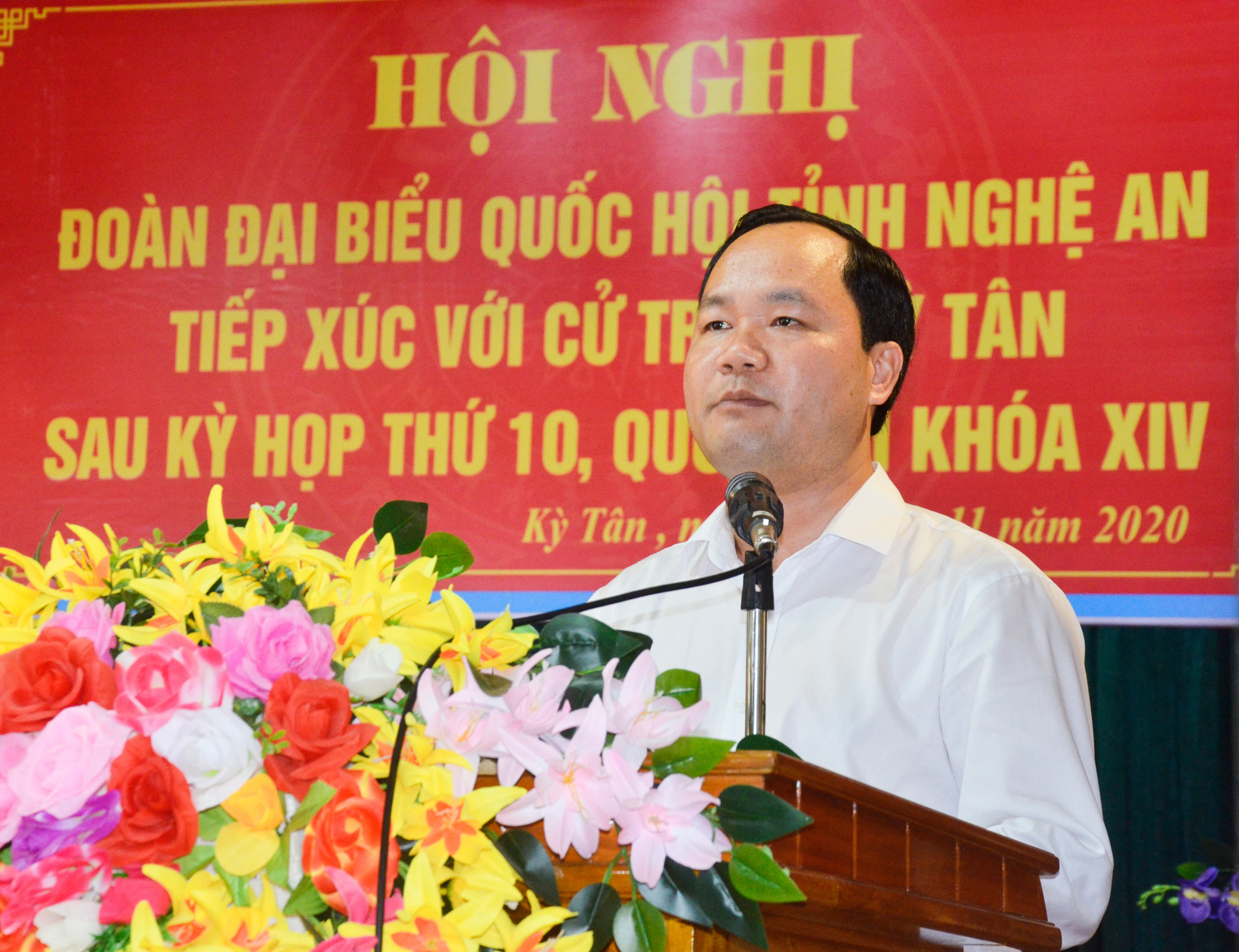 Chủ tịch UBND huyện Tân Kỳ trả lời làm rõ kiến nghị của cử tri. Ảnh: Thanh Lê