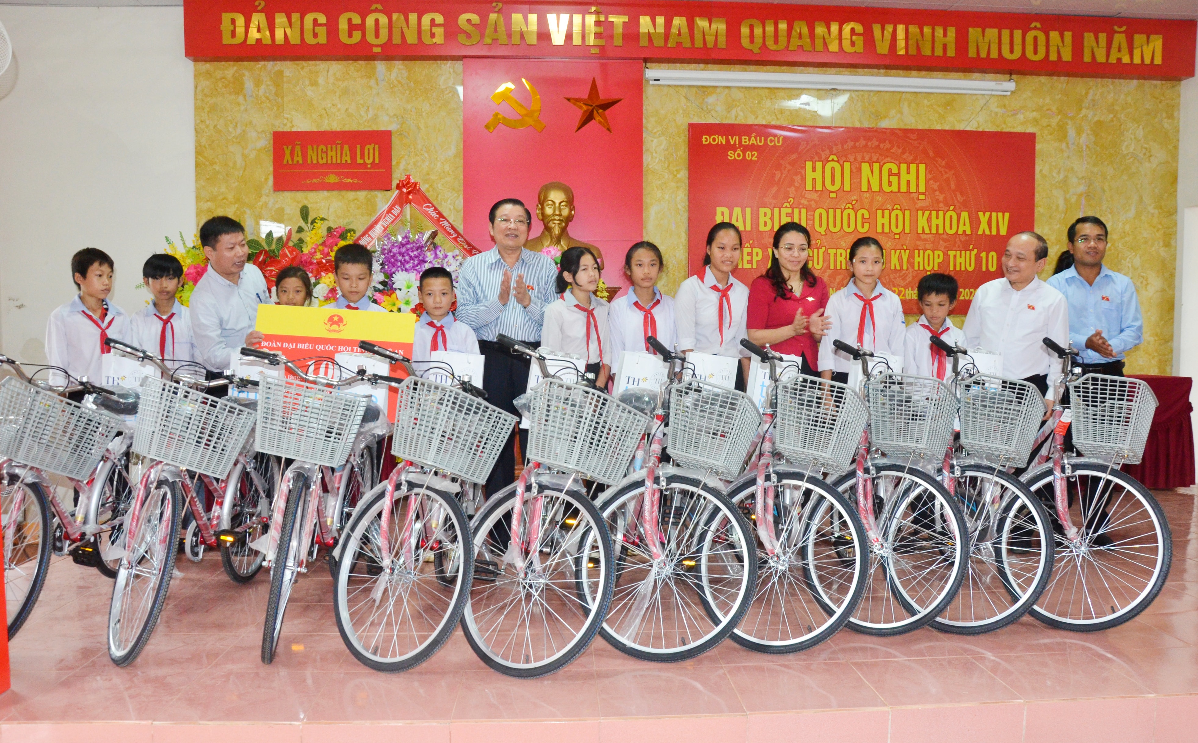 Bí thư Trung ương Đảng Phan Đình Trạc trao tặng 10 xe đạp và 10 suất quà cho học sinh khó khăn, hiếu học xã Nghĩa Lợi, Nghĩa Đàn. Ảnh: Thanh Lê