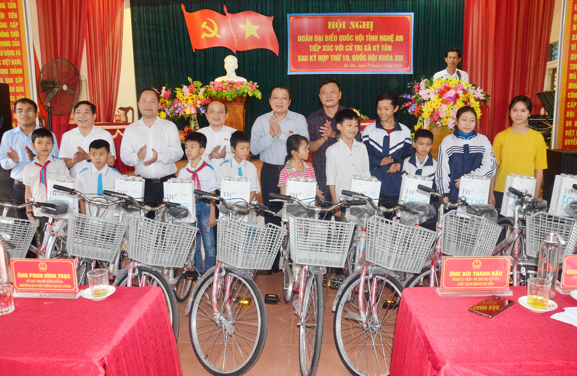 Trao xe đạp cho học sinh xã Kỳ Tân. Ảnh: Thanh Lê
