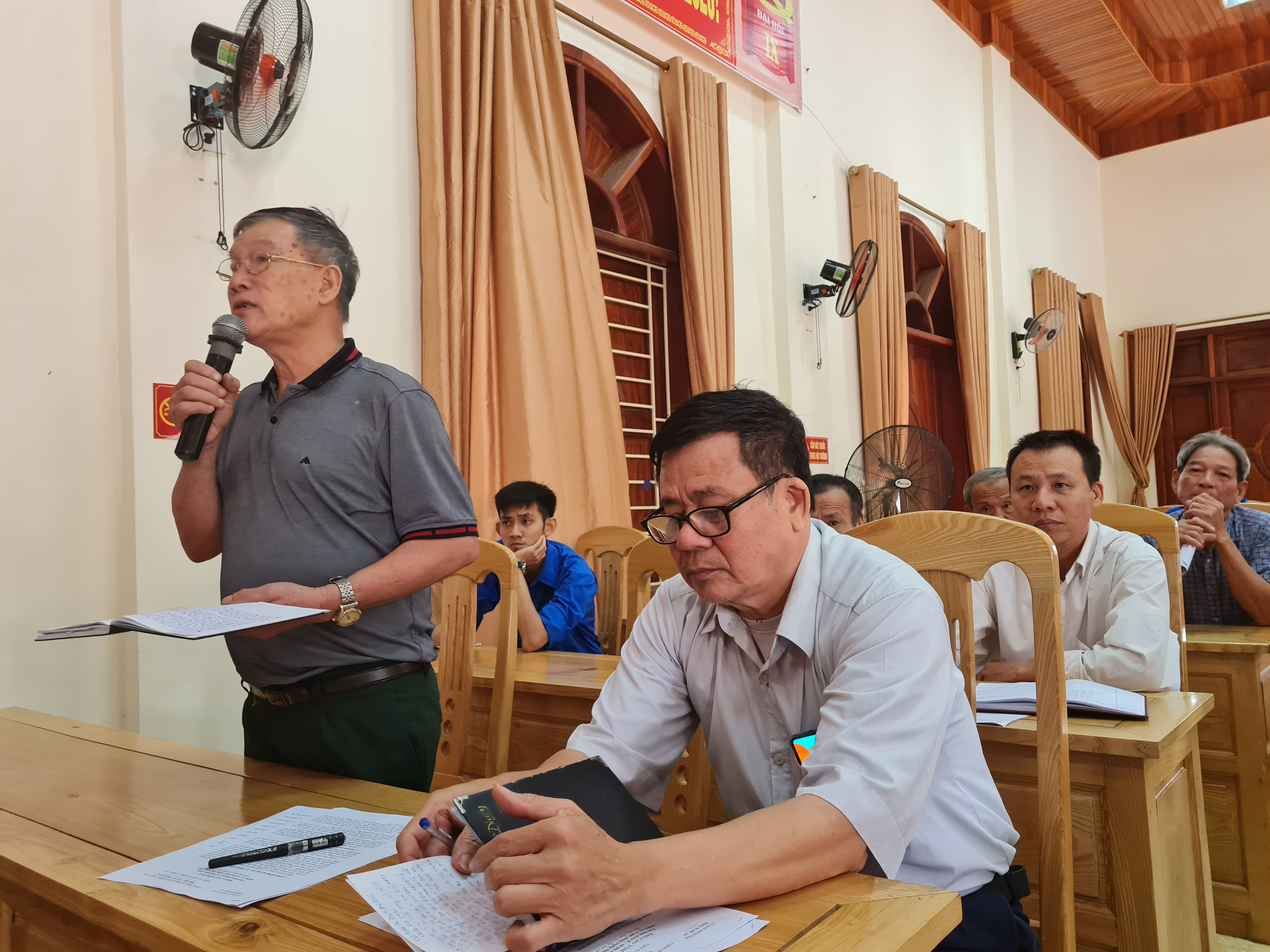 Cử tri thị trấn Quán Hành, Nghi Lộc phản ánh tại hội nghị tiếp xúc cử tri. Ảnh: Ngọc Mai