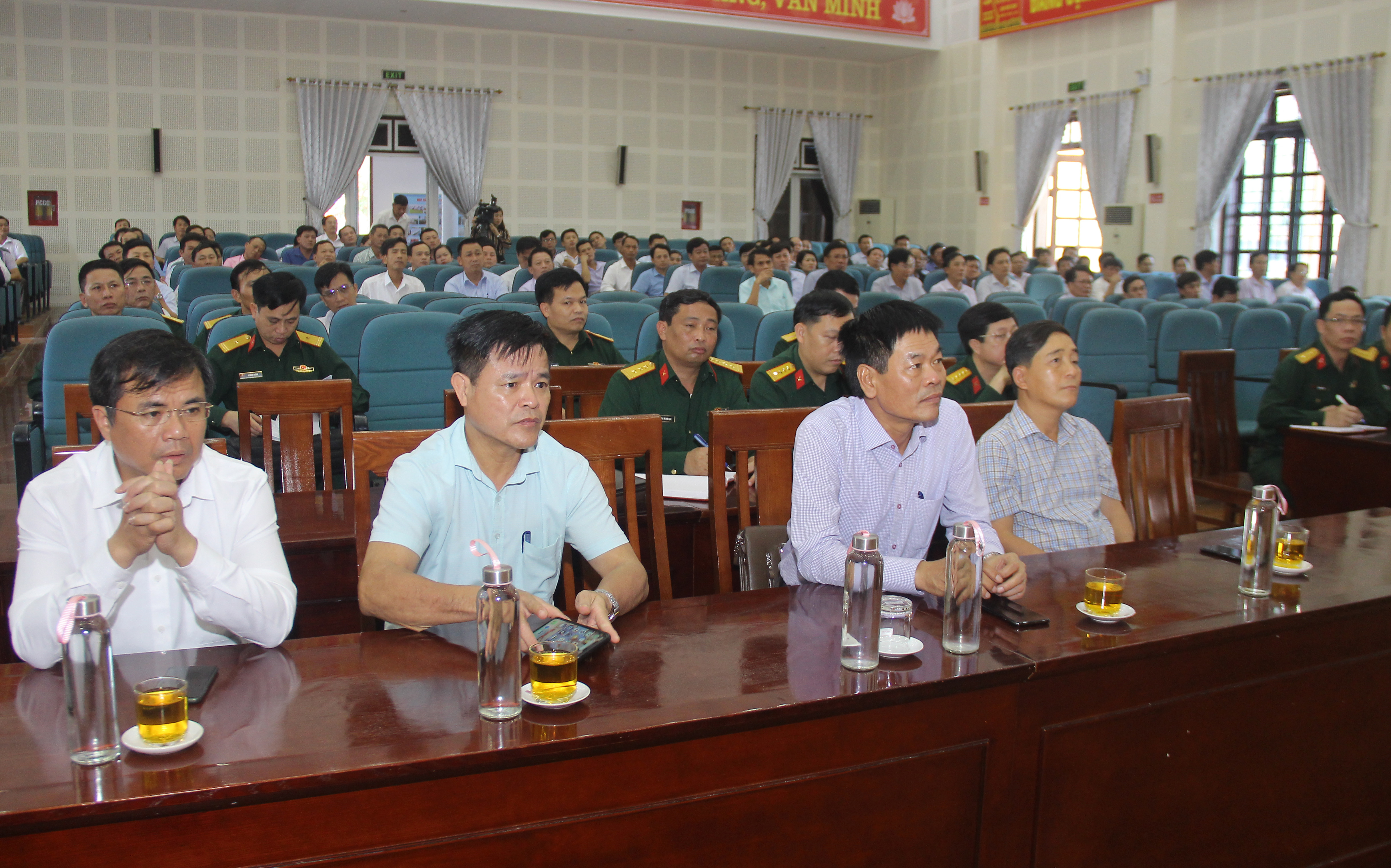 Lãnh đạo huyện Diễn Châu tham gia cuộc tiếp xúc cử tri. Ảnh: Mai Hoa