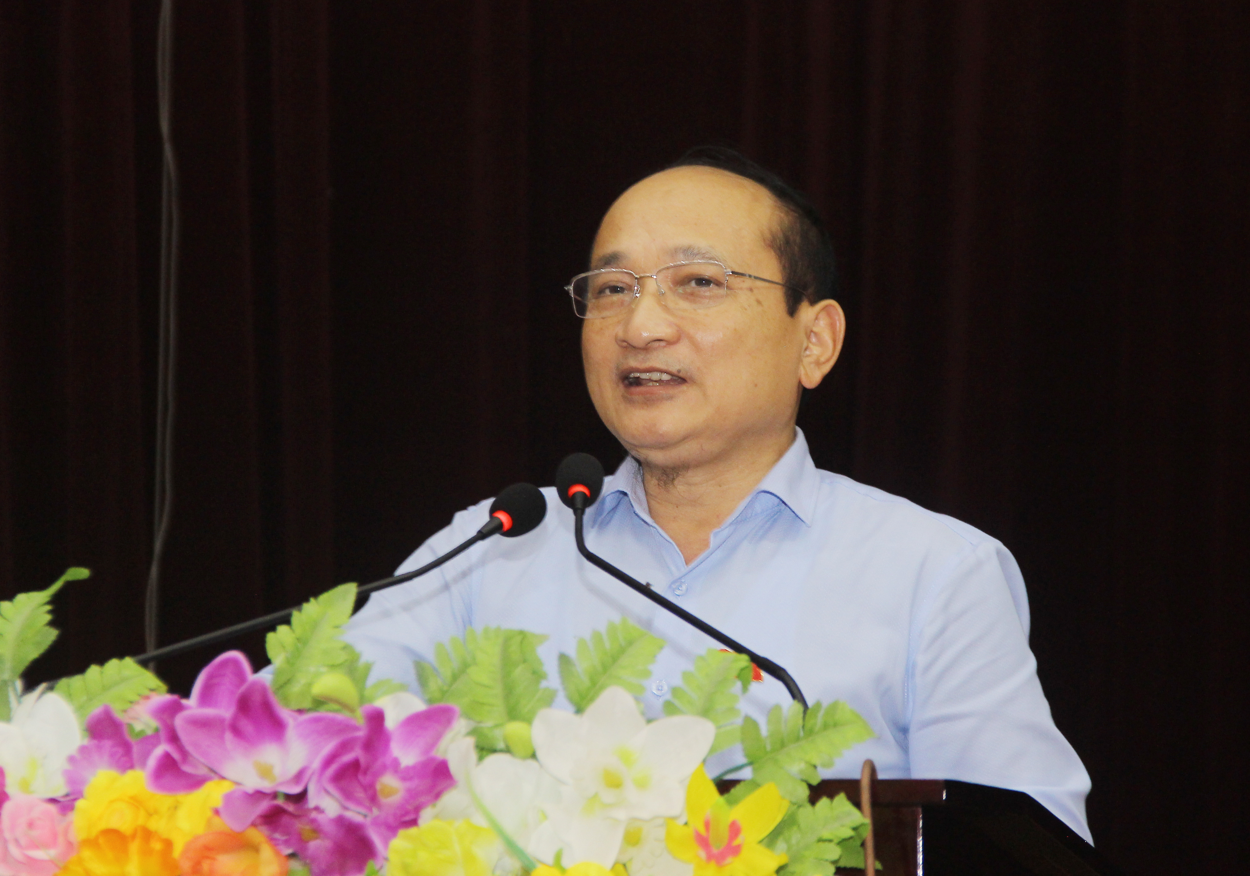 Phó trưởng đoàn đại biểu Quốc hội Nghệ An giải trình làm rõ một số nội dung cử tri quan tâm. Ảnh: Mai Hoa